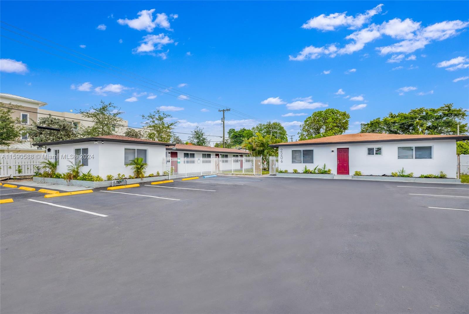 HOLLYWOOD LITTLE RANCHES - Residential Income