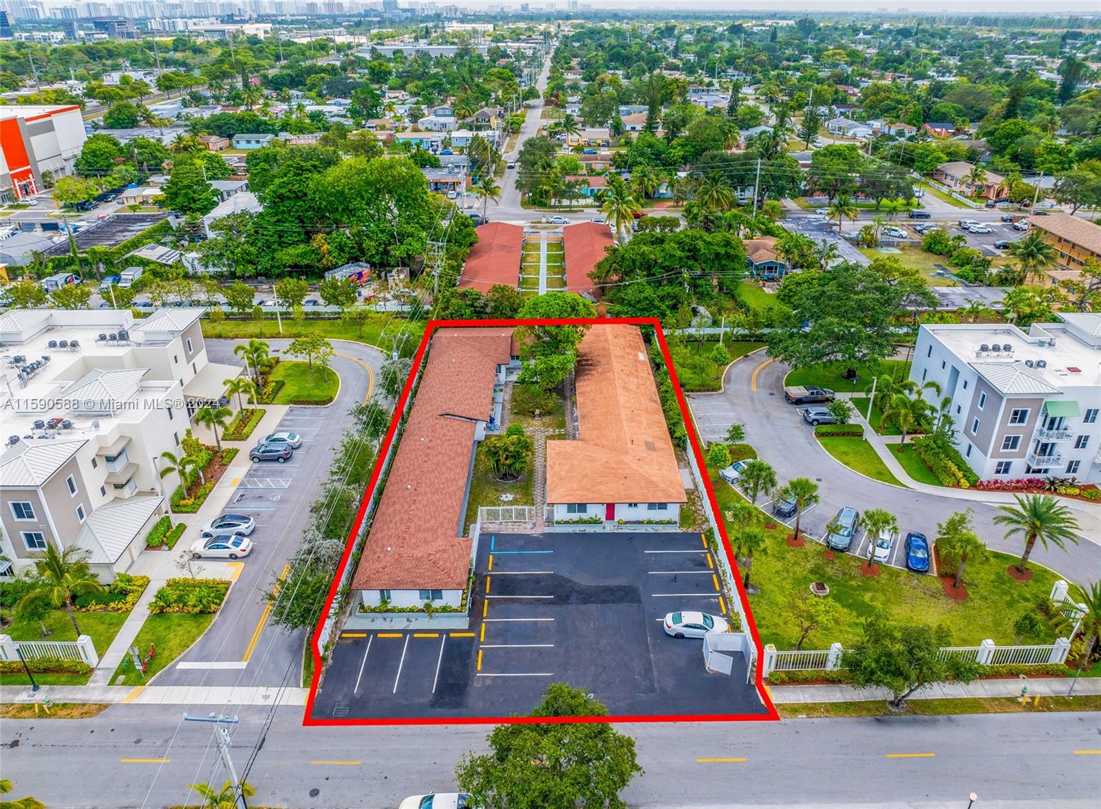 HOLLYWOOD LITTLE RANCHES - Residential Income