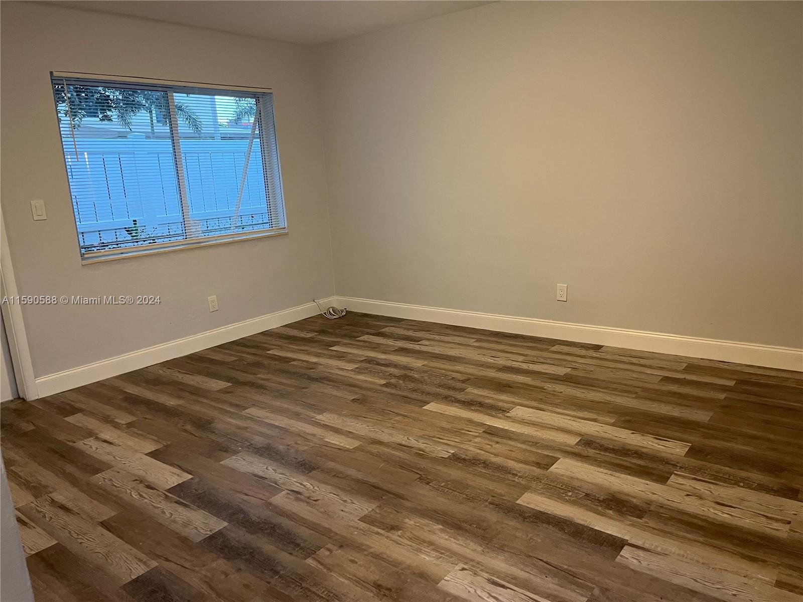 HOLLYWOOD LITTLE RANCHES - Residential Income