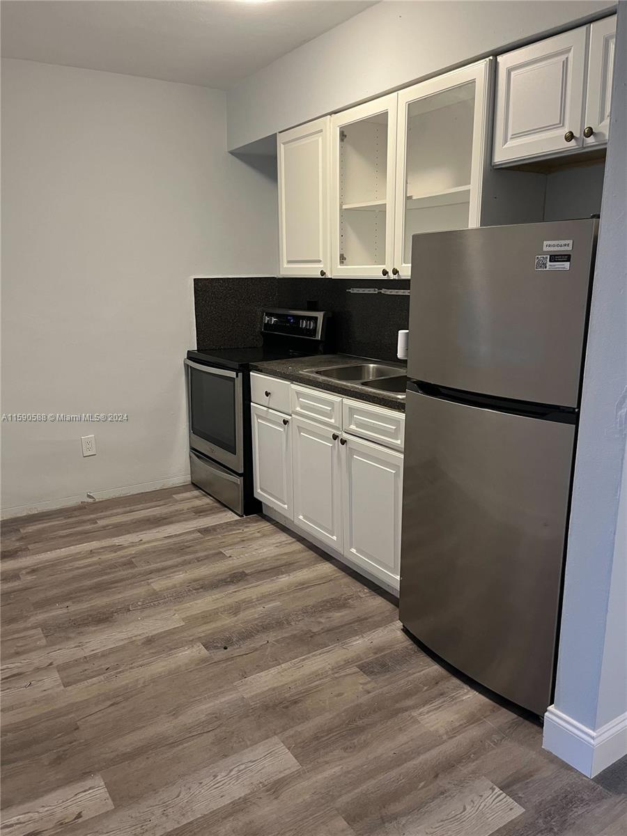 HOLLYWOOD LITTLE RANCHES - Residential Income