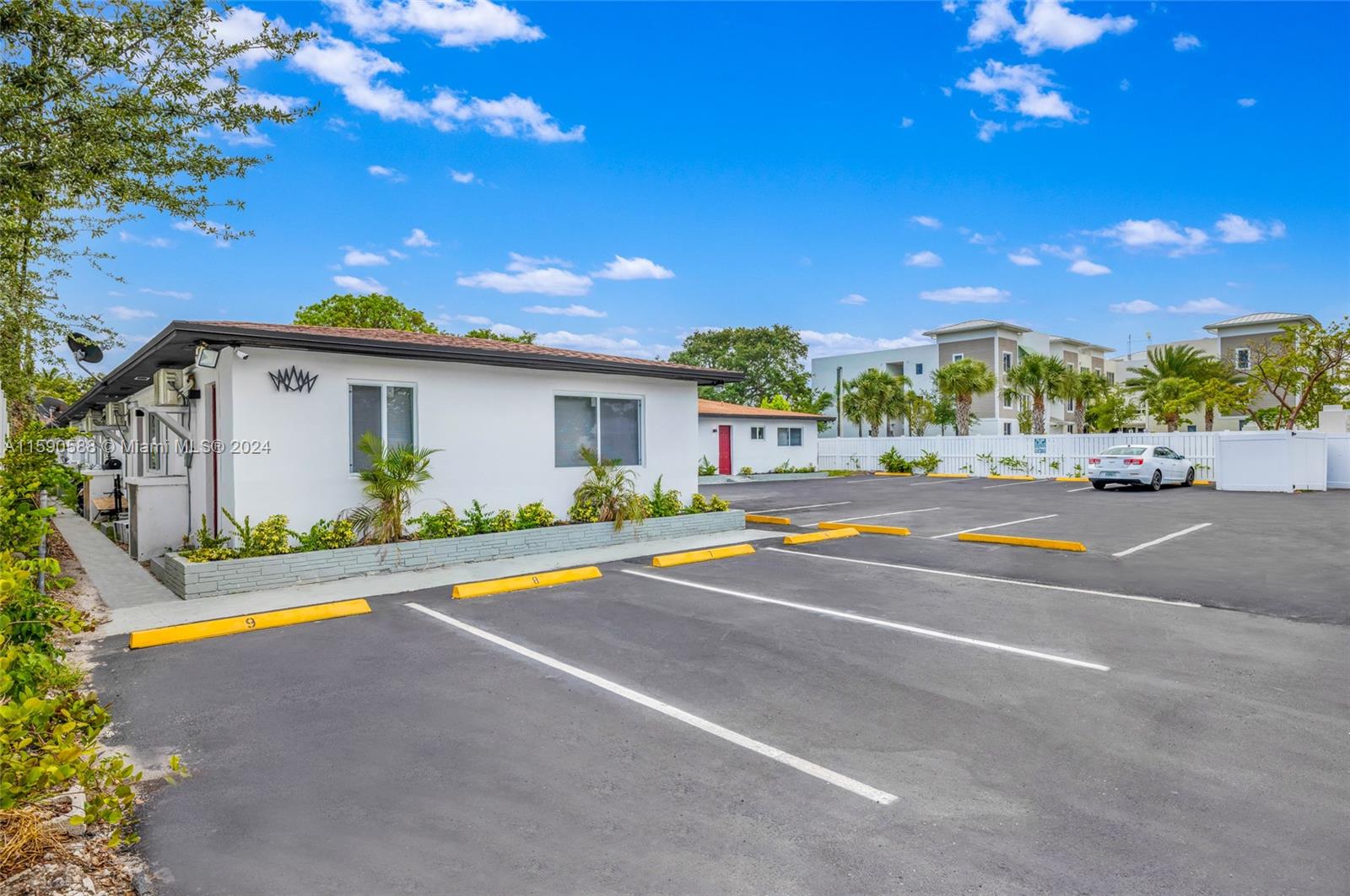 HOLLYWOOD LITTLE RANCHES - Residential Income