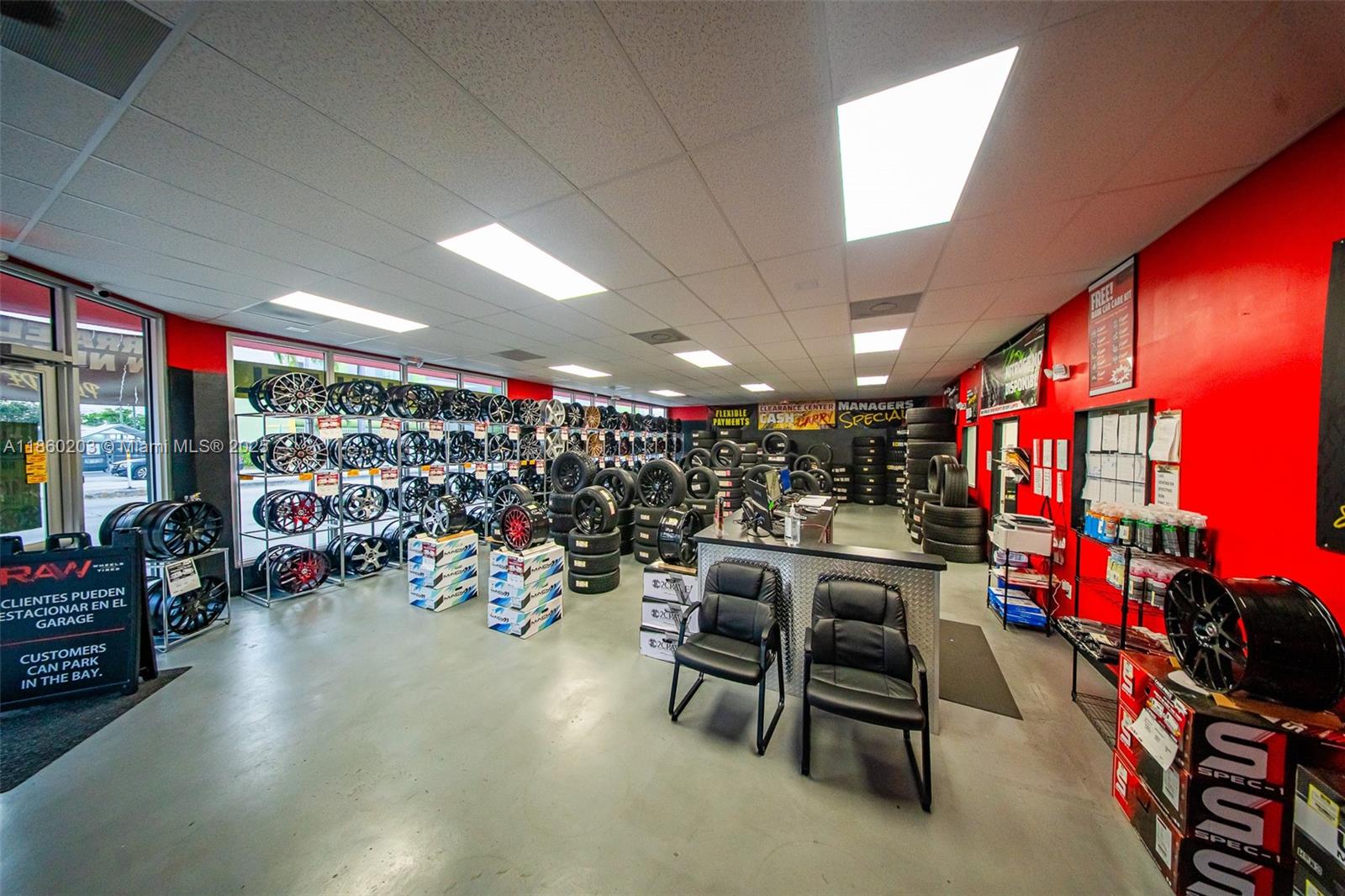 Main image without alt text