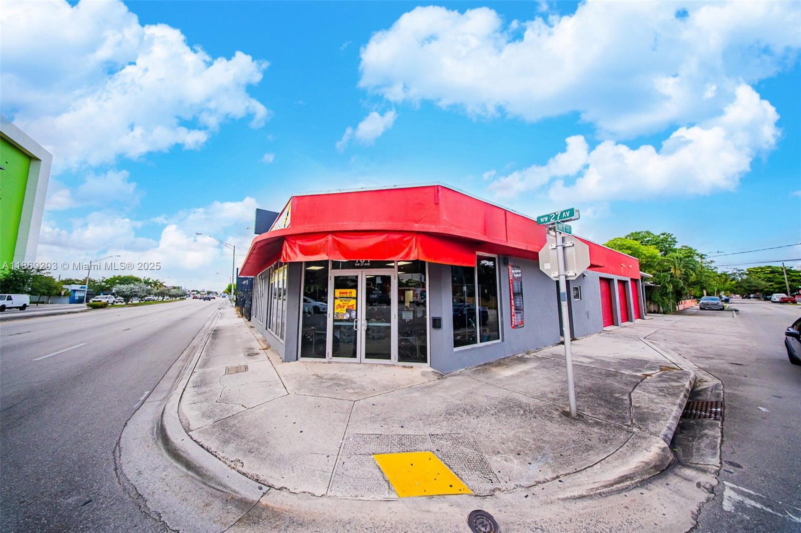 Located at the signalized intersection of NW 27th Avenue and NW 1st Street, 101 NW 27th Ave is a freestanding
4,605 SF commercial building on a 5,900 SF corner lot with exceptional exposure and access. The property
currently has active auto mechanic use in place, making it a turnkey solution for an owner-user in the
automotive industry.