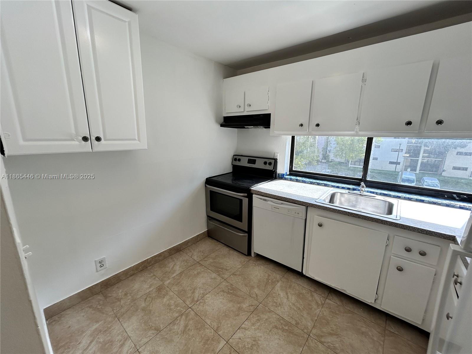 PLAZA OF AMERICAS CONDO P - Residential Lease