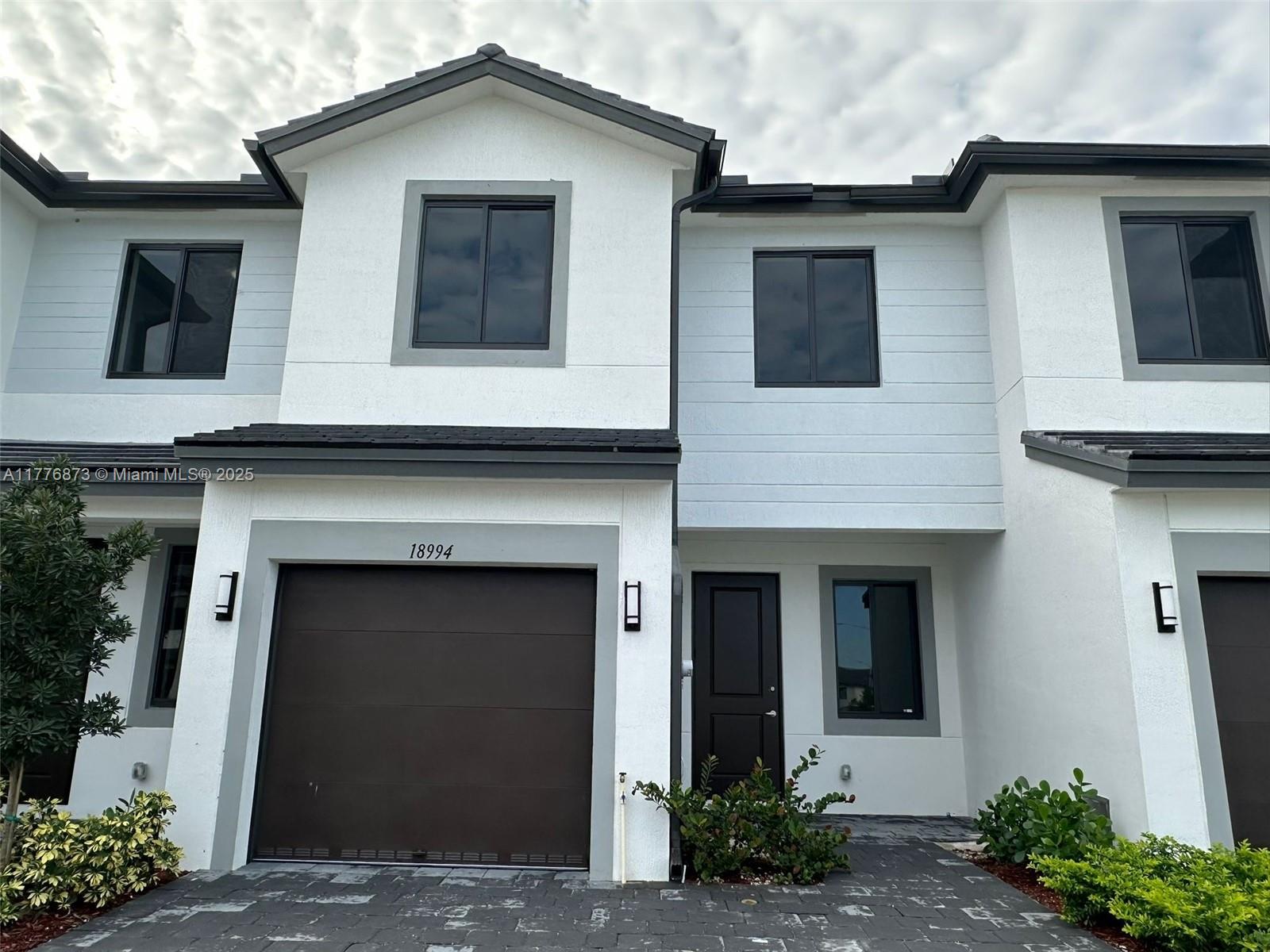 Rental Property at 18994 Sw 345th Ter, Homestead, Miami-Dade County, Florida - Bedrooms: 3 
Bathrooms: 3  - $2,550 MO.