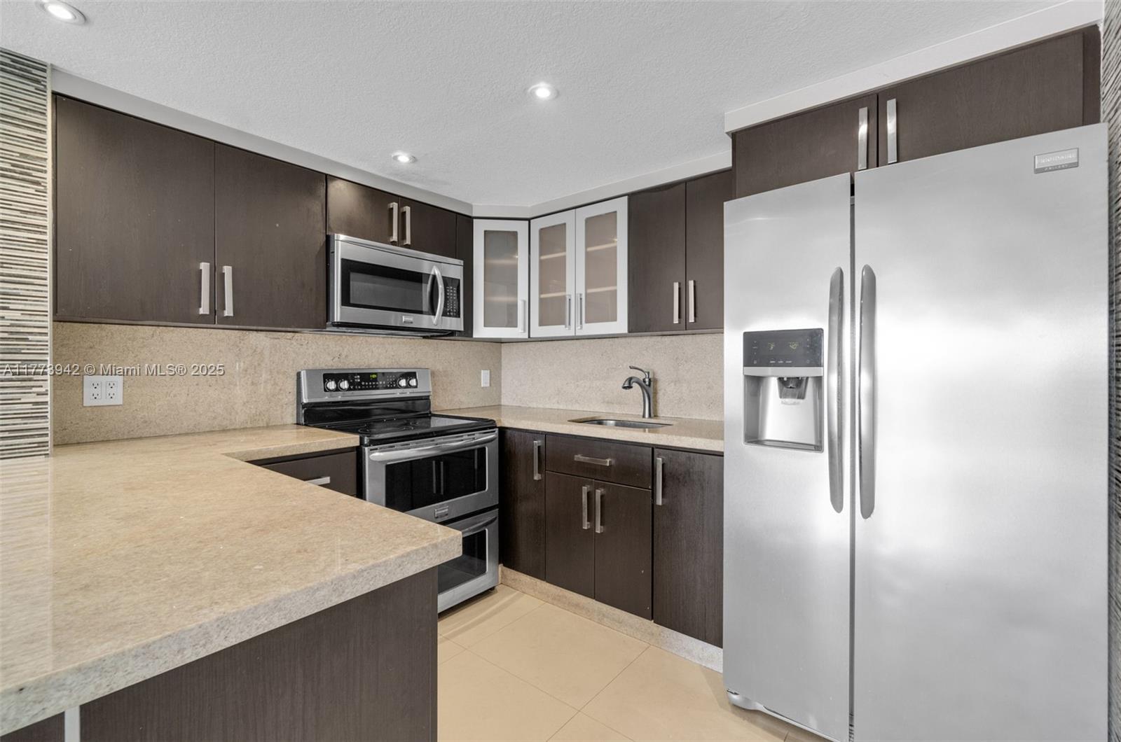 8290 Lake Dr 516, Doral, Miami-Dade County, Florida - 2 Bedrooms  
2 Bathrooms - 