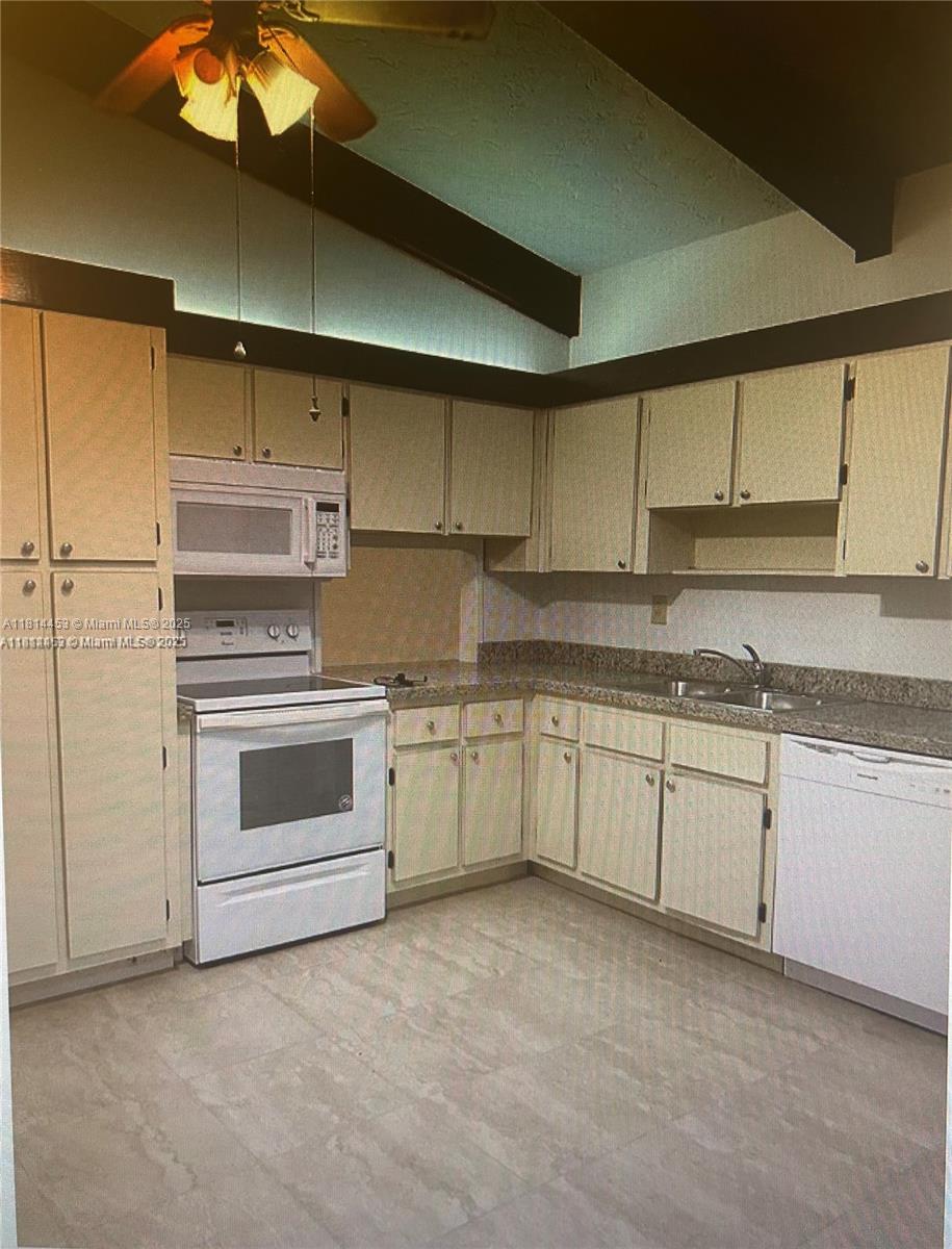 VILLAS AT CARRIAGE HILLS - Residential
