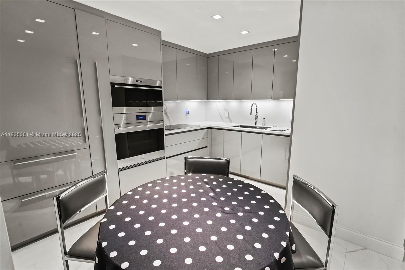 8877 Collins Ave 705