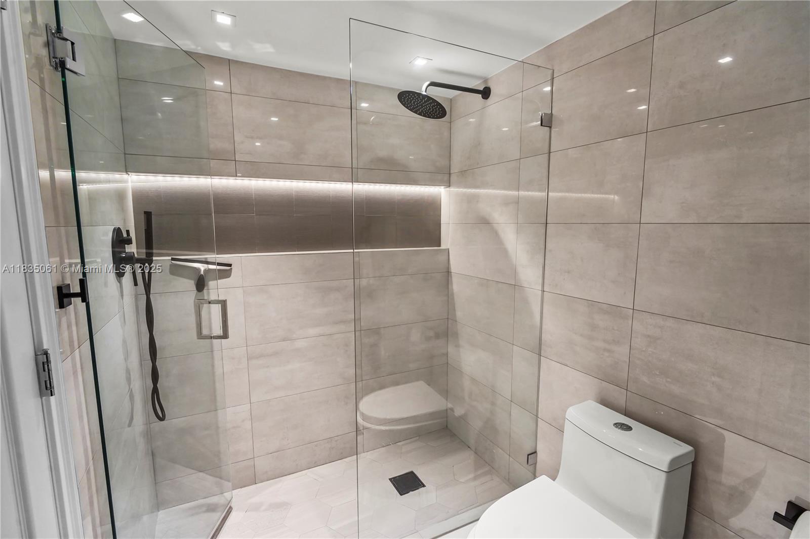 8877 Collins Ave 705