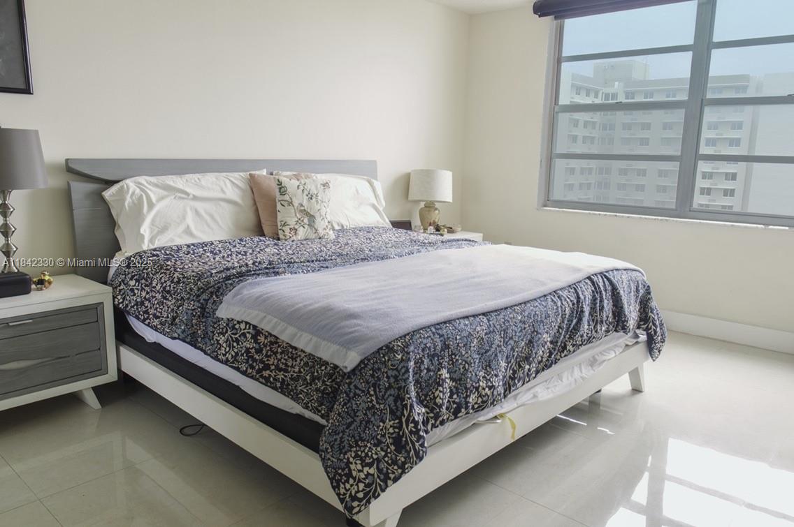 COMMODORE PLAZA CONDO - Residential