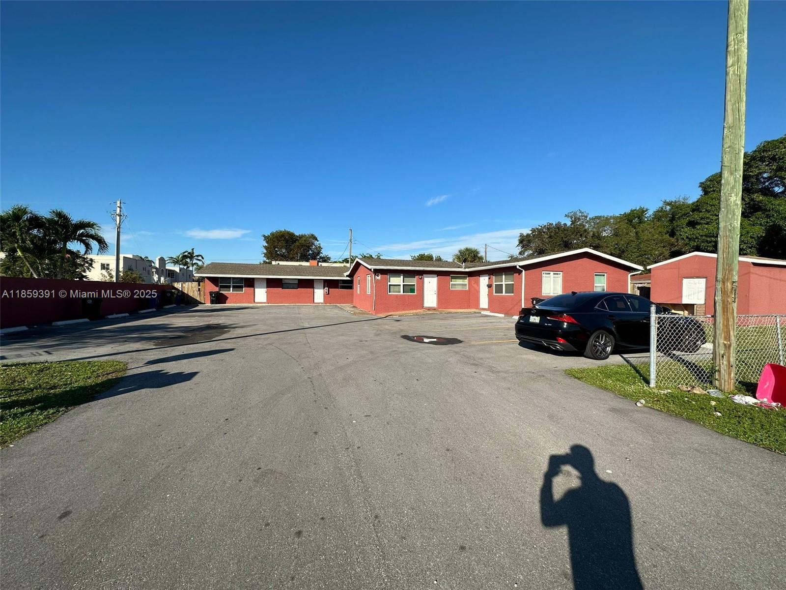 AMAZING 2 BEDROOMS 1 BATHROOMS VERY PRIVATE UNIT FOR RENT IN THE HEART OF FORT LAUDERDALE! 2 ASSIGNED PARKING SPOTS, CENTRAL AC UNIT, PRIVATE BACKYARD... CLOSE TO SCHOOLS, SHOPPING CENTERS, RESTAURANTS AND OTHERS.