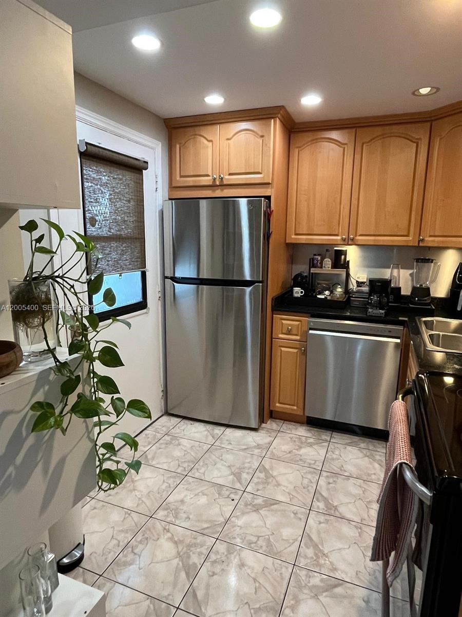 ENSENADA CONDO BLDG E-II - Residential Lease