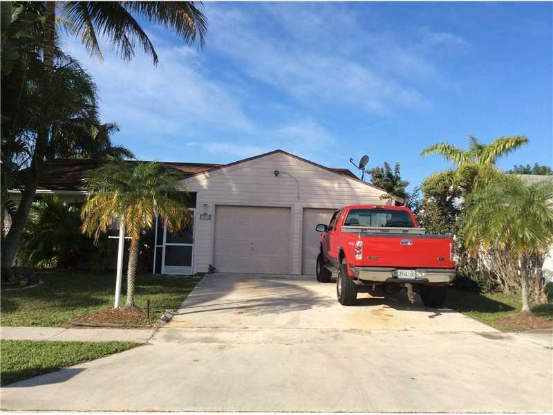 3/2 IN LAKEWORTH. GREAT TILE FLOORING WITH DECENT KITCHEN, COULD USE A SMALL UPDATE, SPACIOUS HOME IN A GREAT NEIGHBORHOOD IN FRONT OF A BEAUTIFUL LAKE. WILL SALE FAST!!!Commissions are based off of the gross sales price less any seller concessions