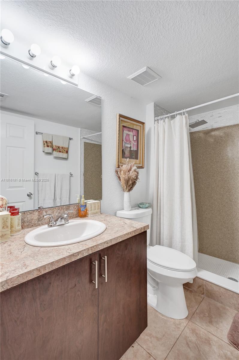VISTA TRACE 1 CONDO - Residential