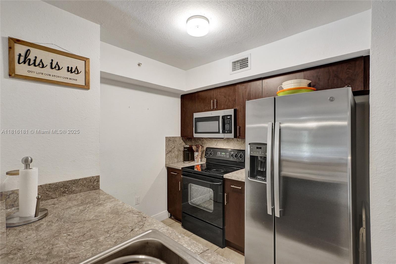 VISTA TRACE 1 CONDO - Residential