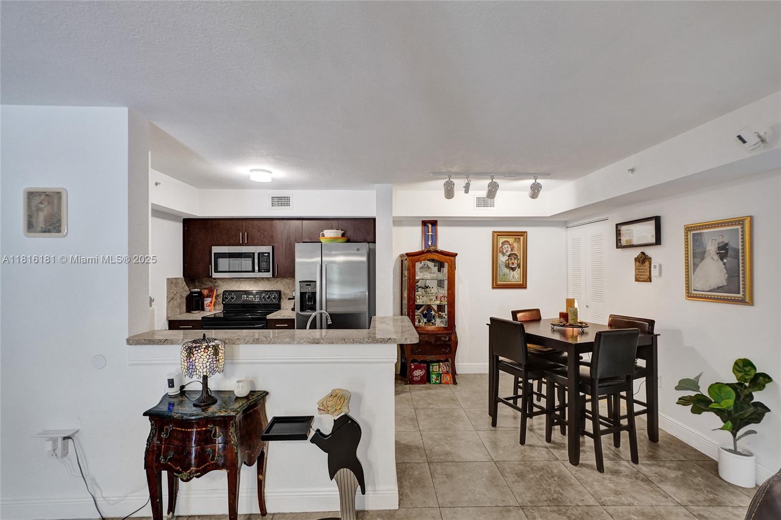 VISTA TRACE 1 CONDO - Residential