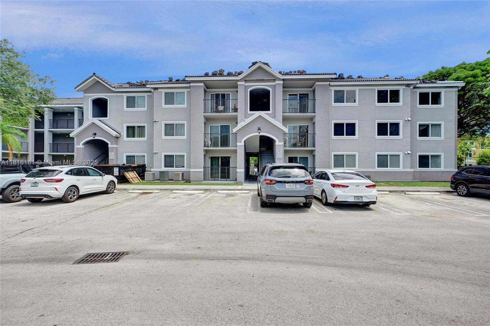 VISTA TRACE 1 CONDO - Residential