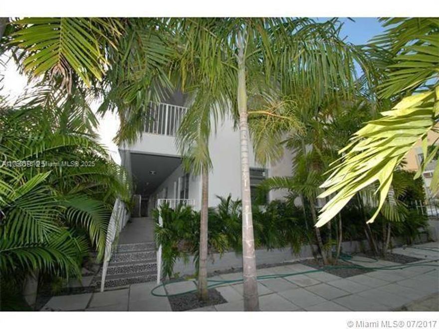 Modern, renovated studio, one block from Lincoln Road. White ceramic floor, stainless steel appliances and washer & dryer. Unit is unfurnished. Great Investment!