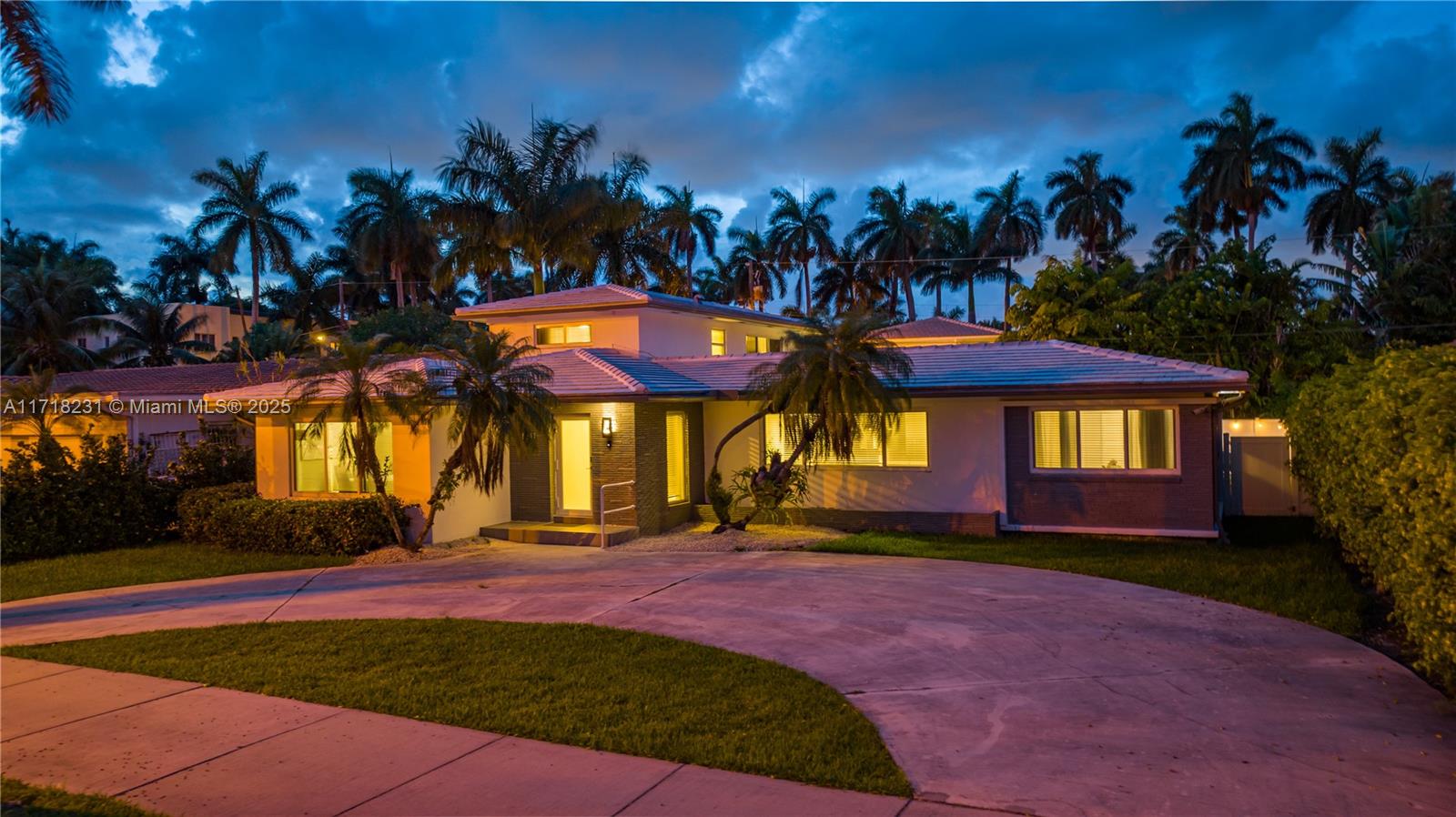 1241 Hollywood Blvd, Hollywood, Broward County, Florida - 6 Bedrooms  
4 Bathrooms - 