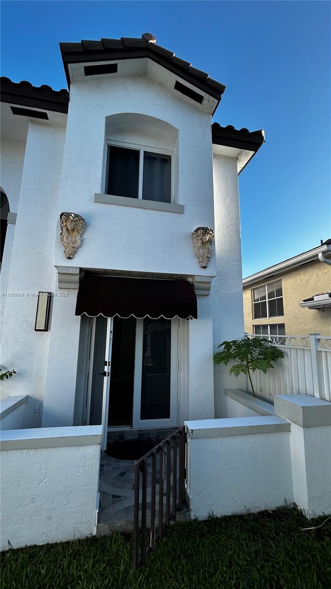 Cozy 1/1 effeciency with utilties included. Water, Electricity, and Netflix are all part of the rental. Convenient location near shops, dining, and major roadways. Move in ready and perfect for hassle free living