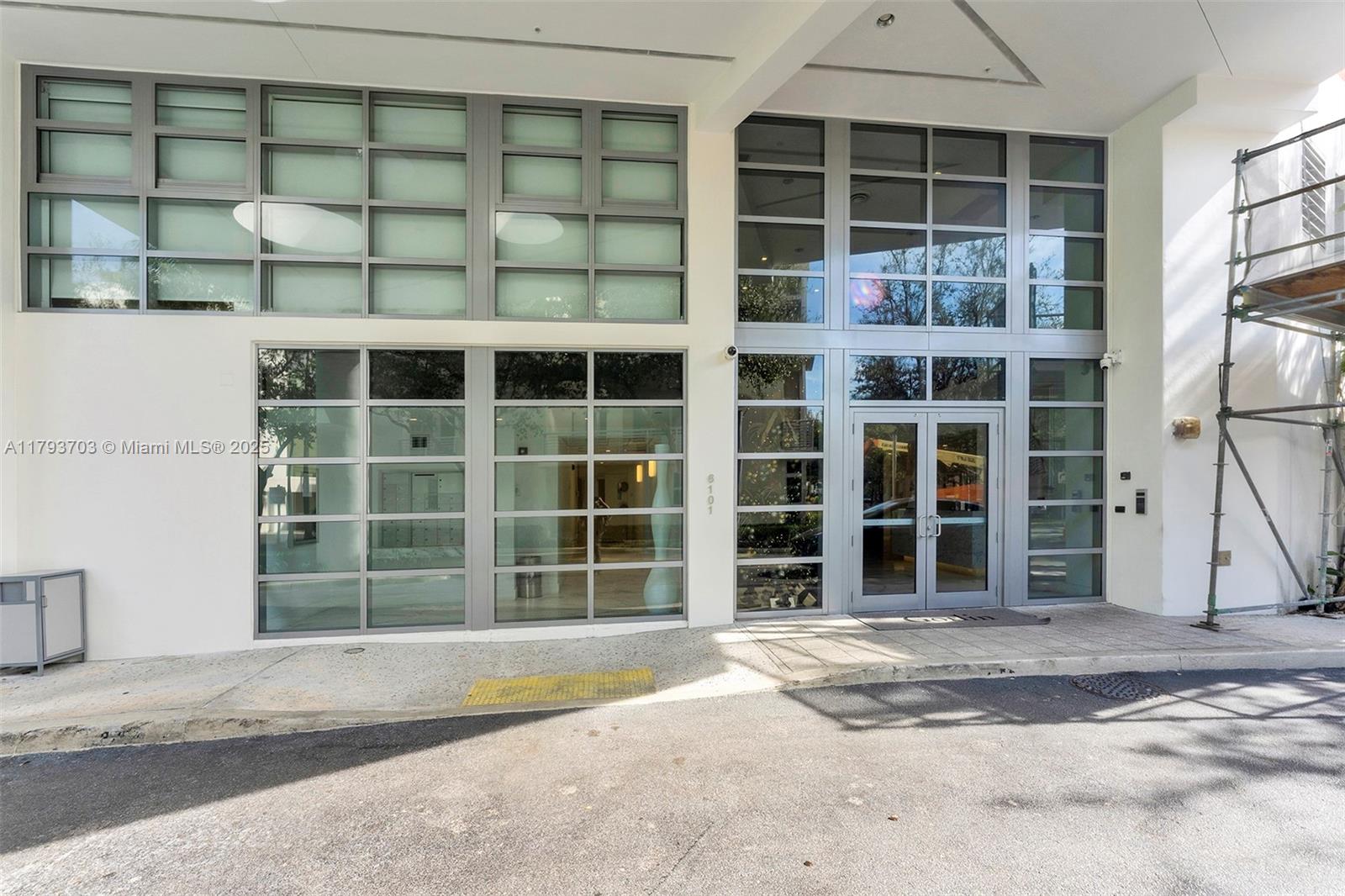 6101 Aqua Ave 103