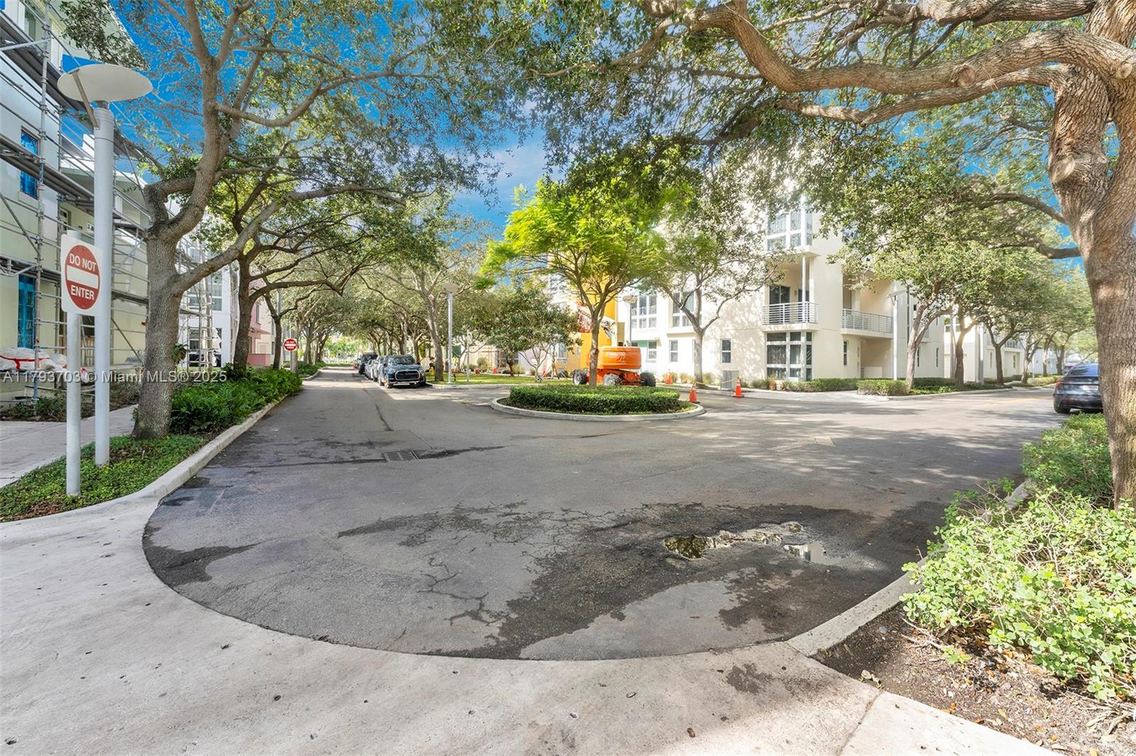 6101 Aqua Ave 103
