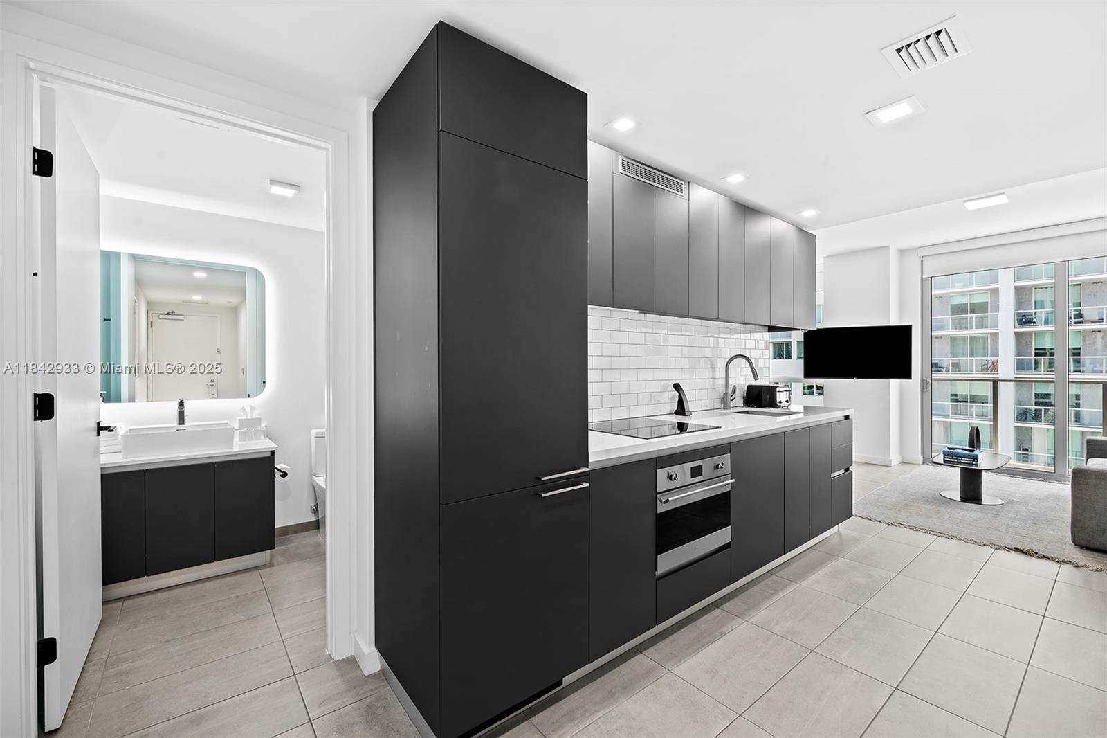 227 NE 2nd St 2911, Miami, FL, 33132/$399,000 2 227 NE 2nd St 2911
