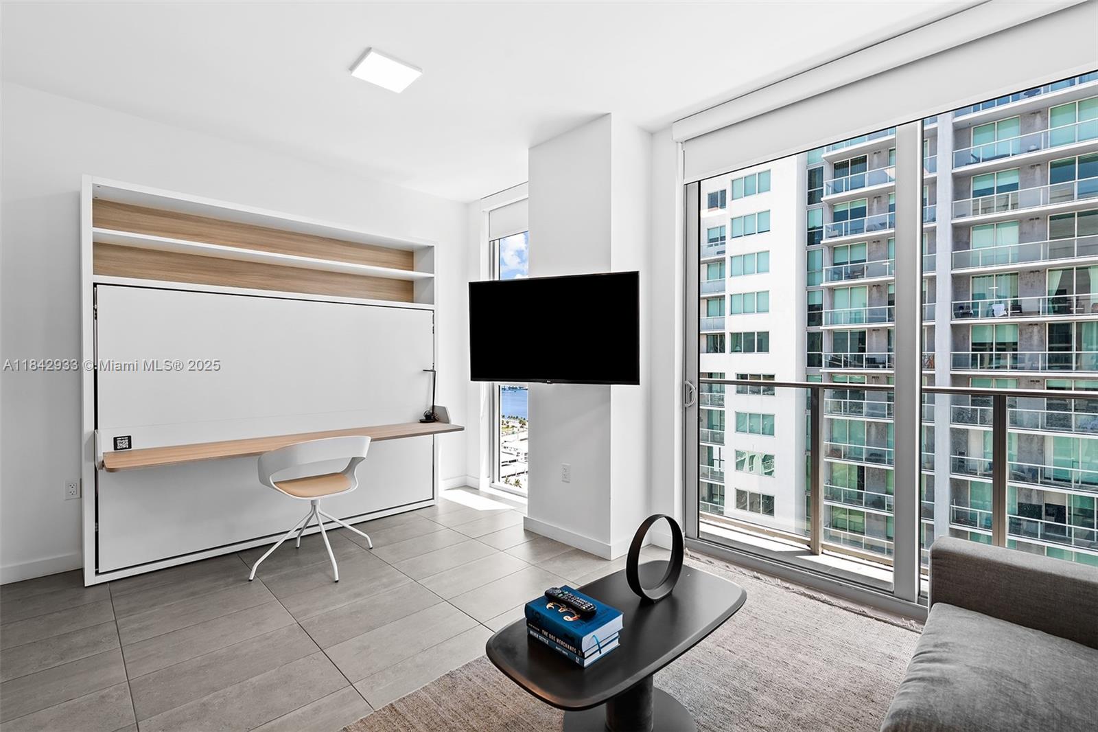 227 NE 2nd St 2911, Miami, FL, 33132/$399,000 4 227 NE 2nd St 2911