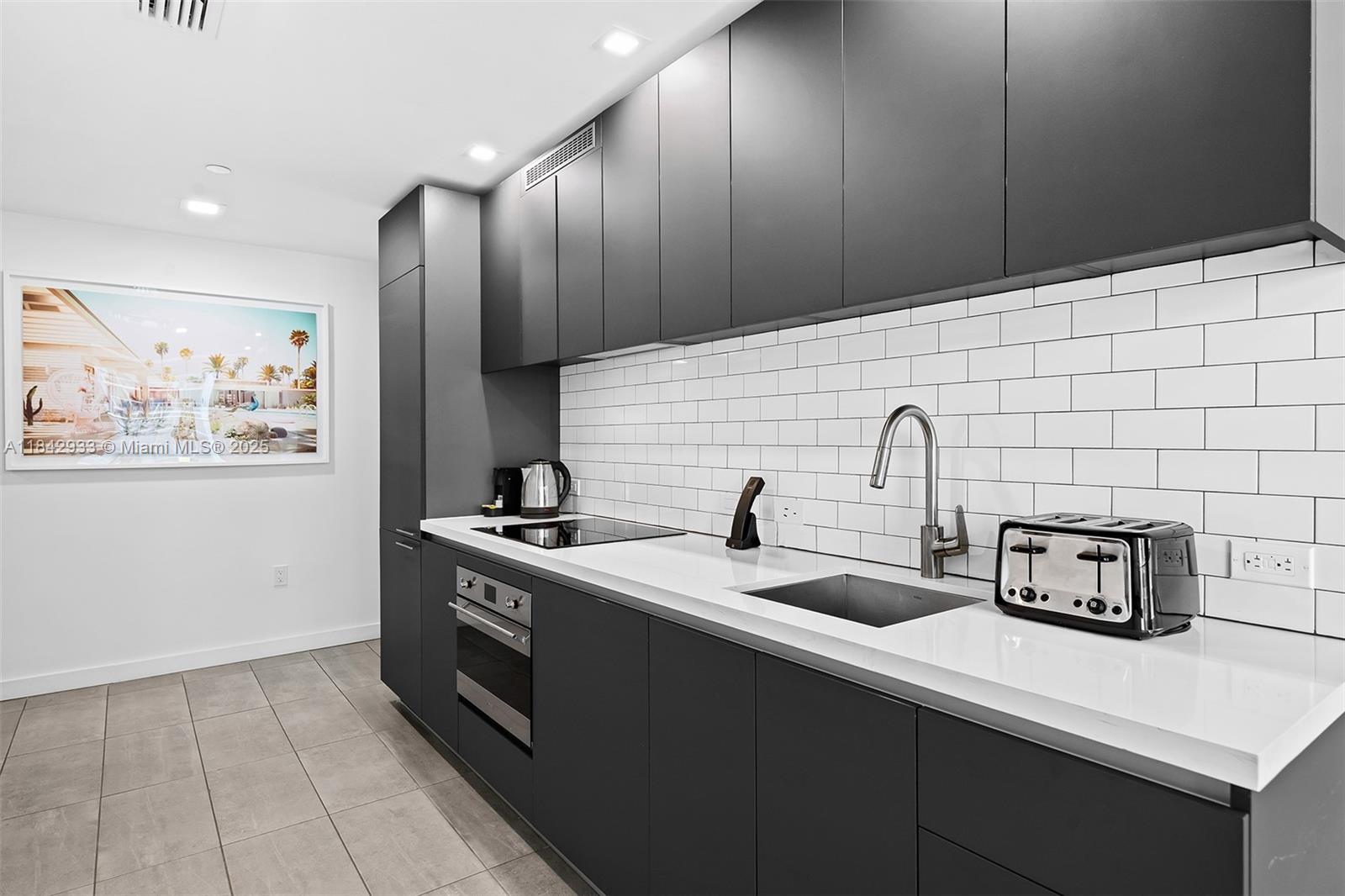 227 NE 2nd St 2911, Miami, FL, 33132/$399,000 3 227 NE 2nd St 2911