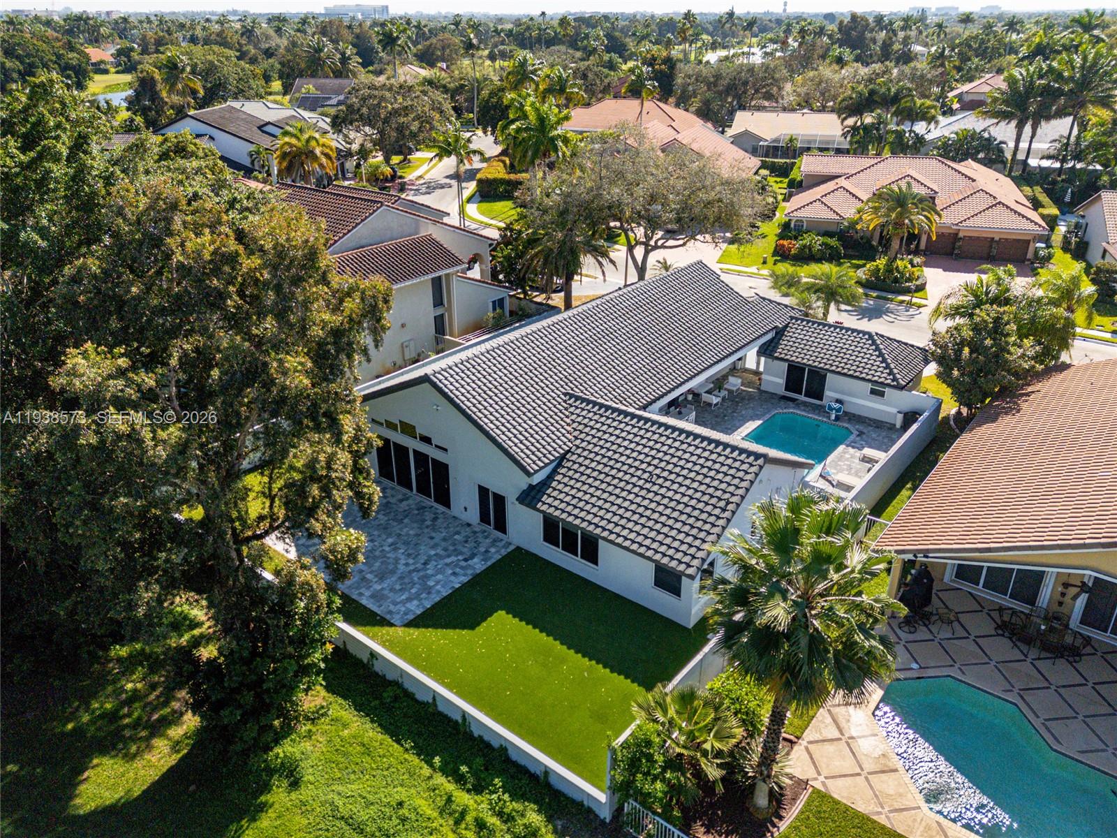 HOLLYWOOD LAKES COUNTRY C - Residential