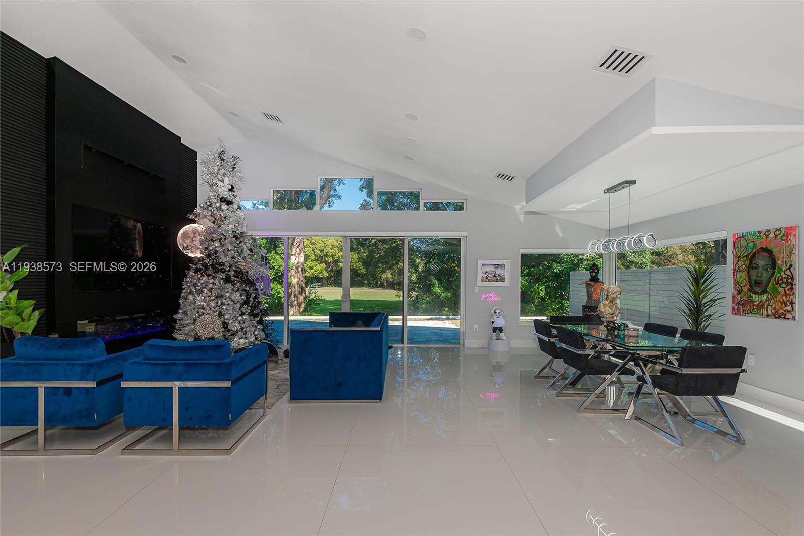 HOLLYWOOD LAKES COUNTRY C - Residential