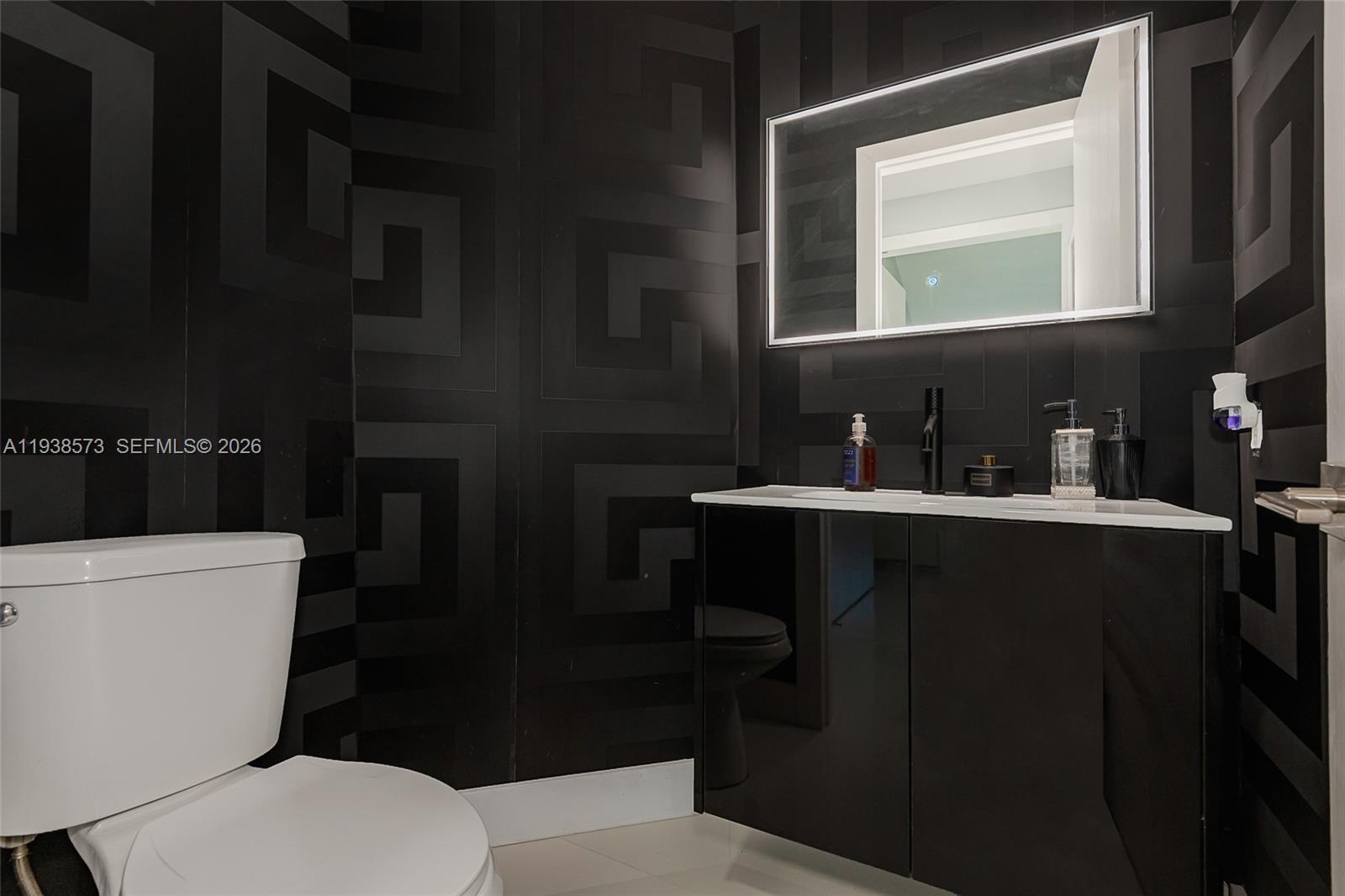 HOLLYWOOD LAKES COUNTRY C - Residential