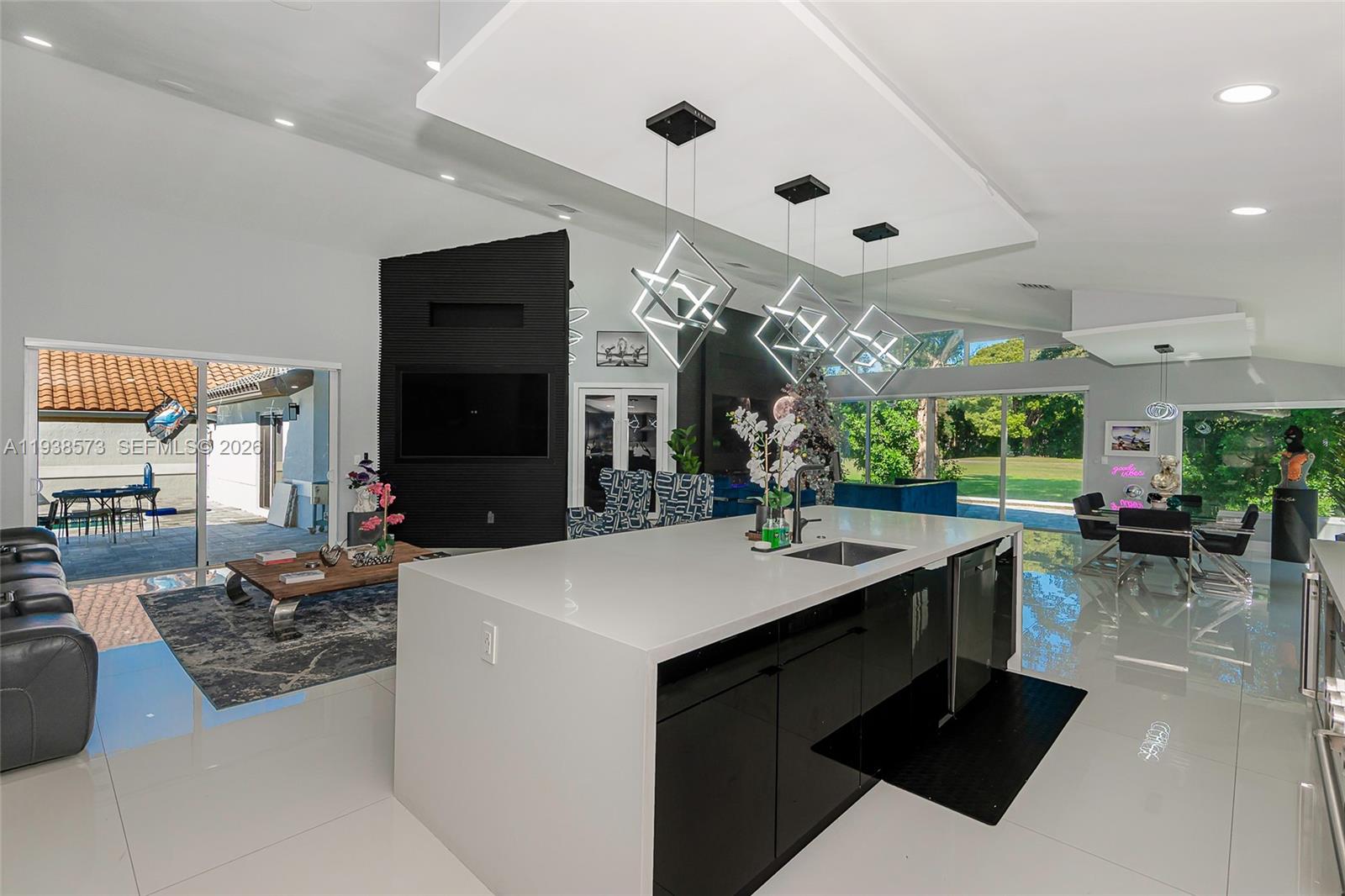 HOLLYWOOD LAKES COUNTRY C - Residential