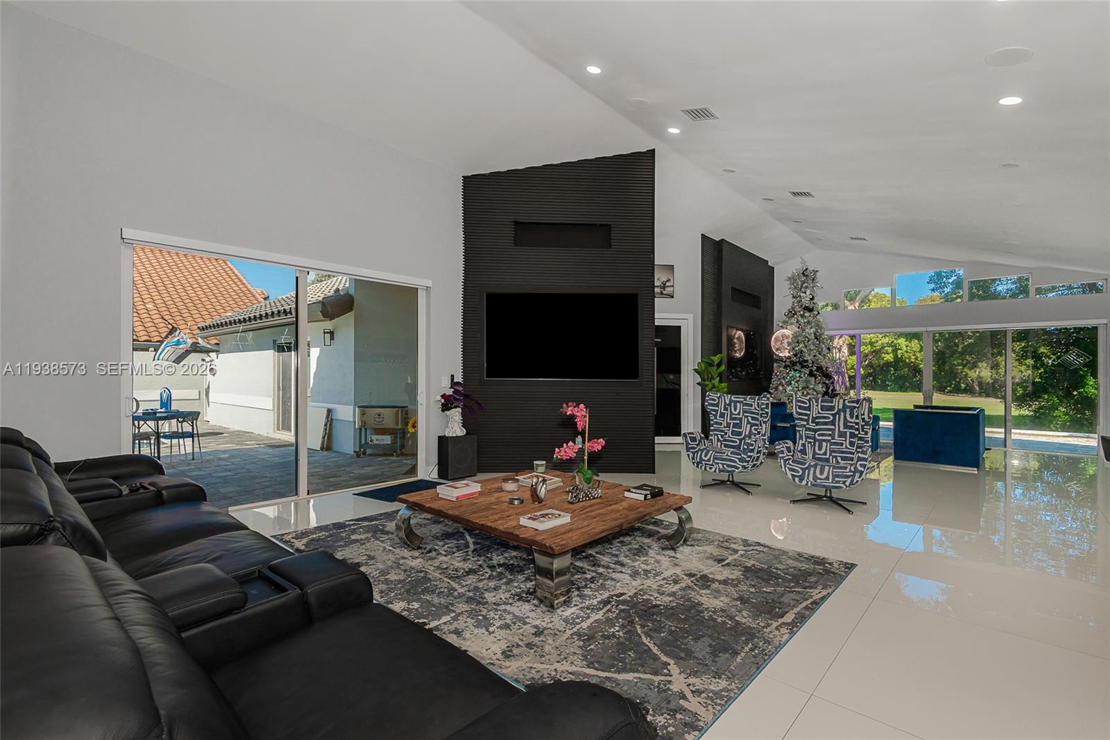 HOLLYWOOD LAKES COUNTRY C - Residential