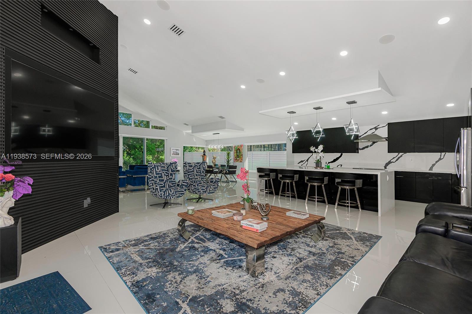 HOLLYWOOD LAKES COUNTRY C - Residential