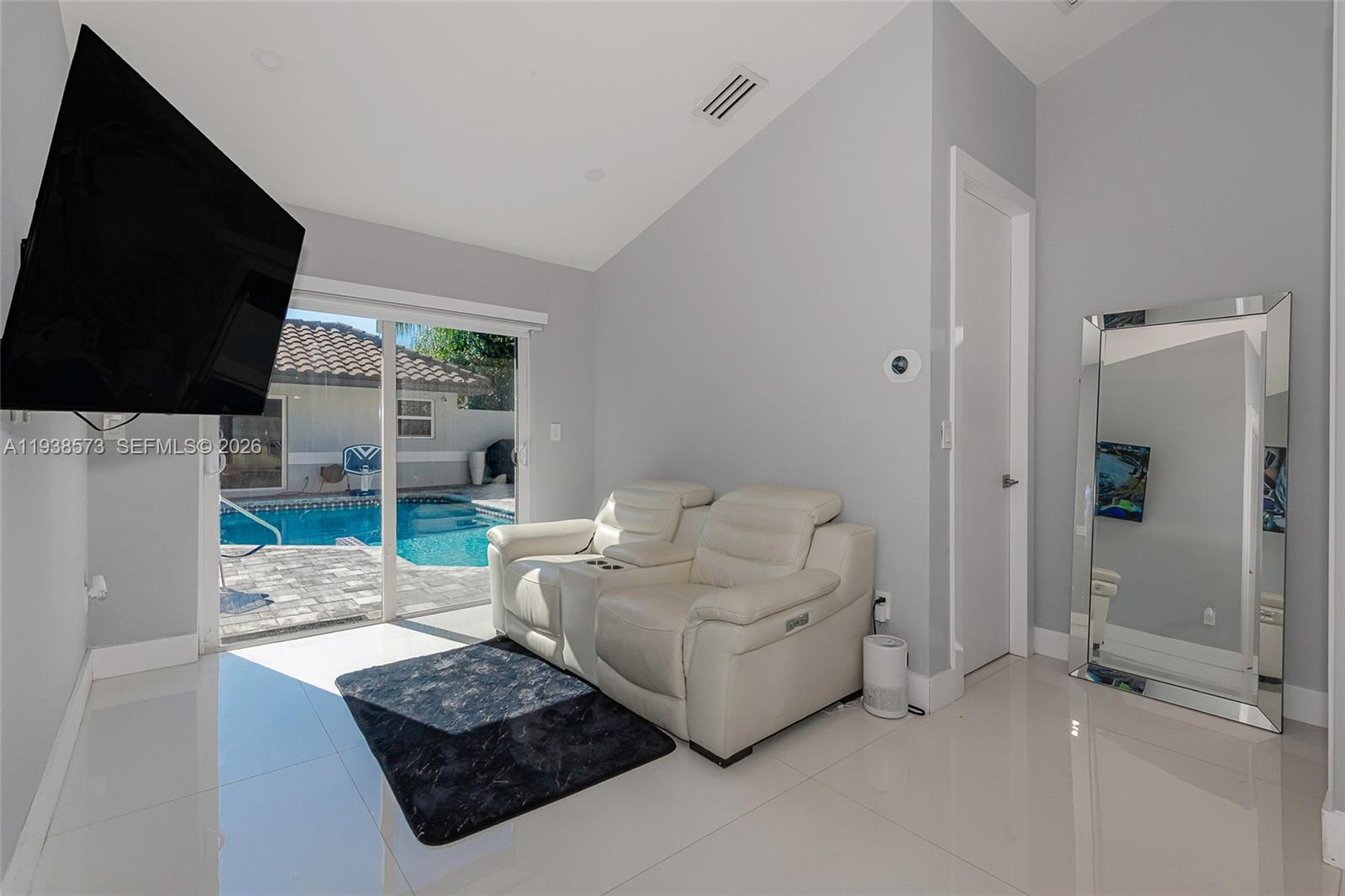 HOLLYWOOD LAKES COUNTRY C - Residential