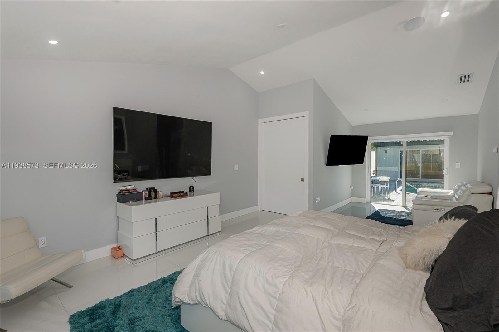 HOLLYWOOD LAKES COUNTRY C - Residential