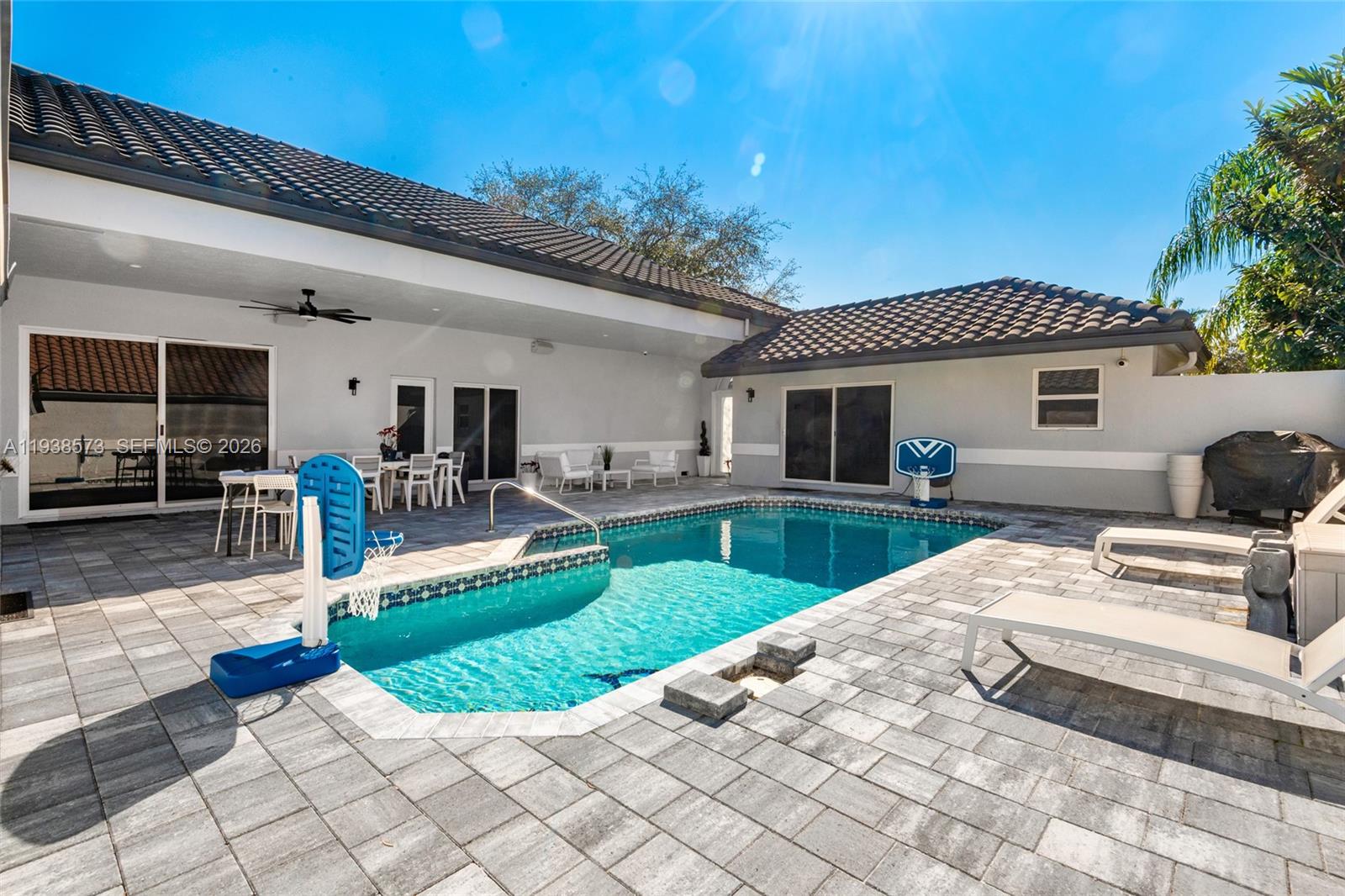 HOLLYWOOD LAKES COUNTRY C - Residential