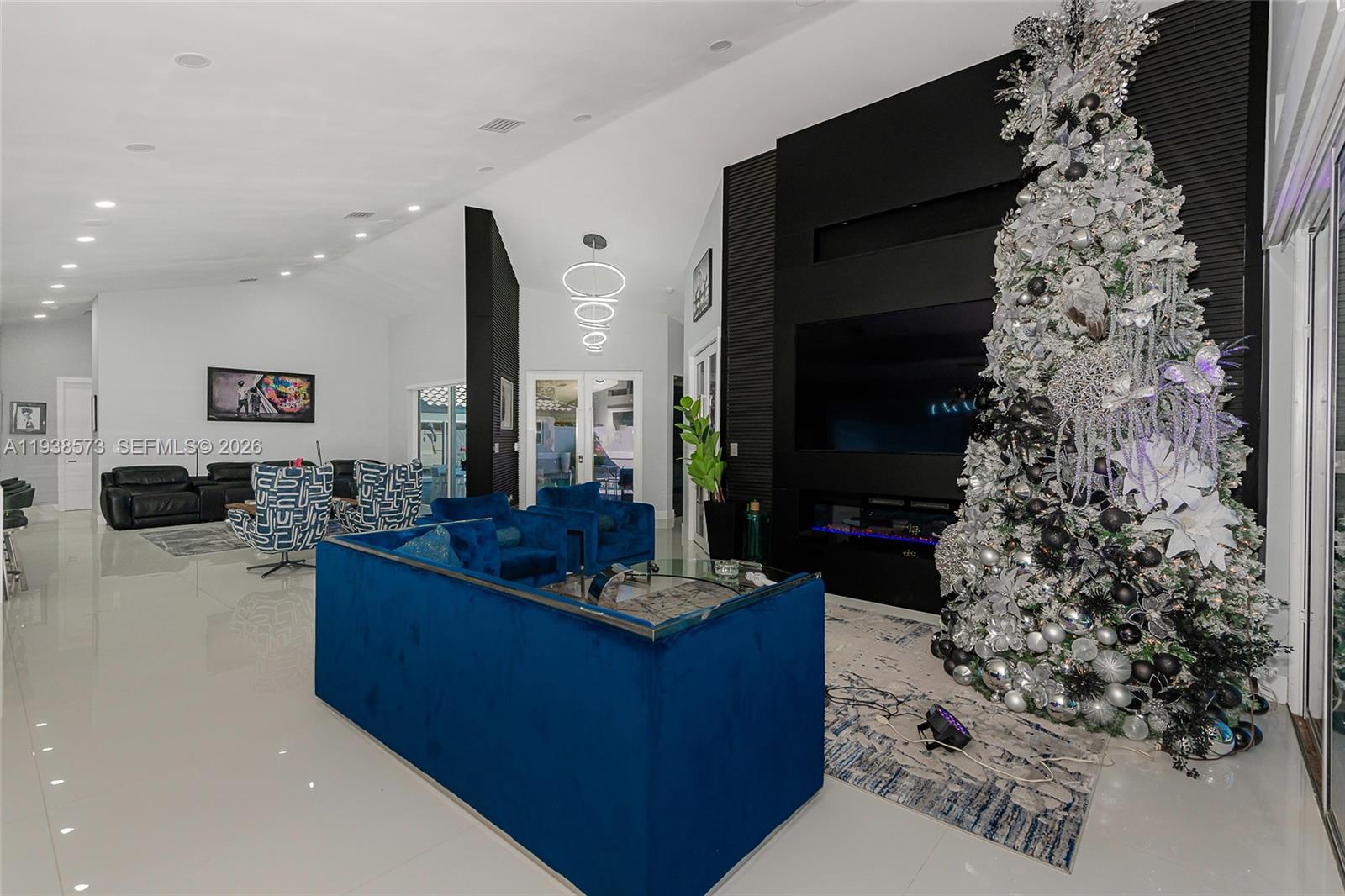 HOLLYWOOD LAKES COUNTRY C - Residential