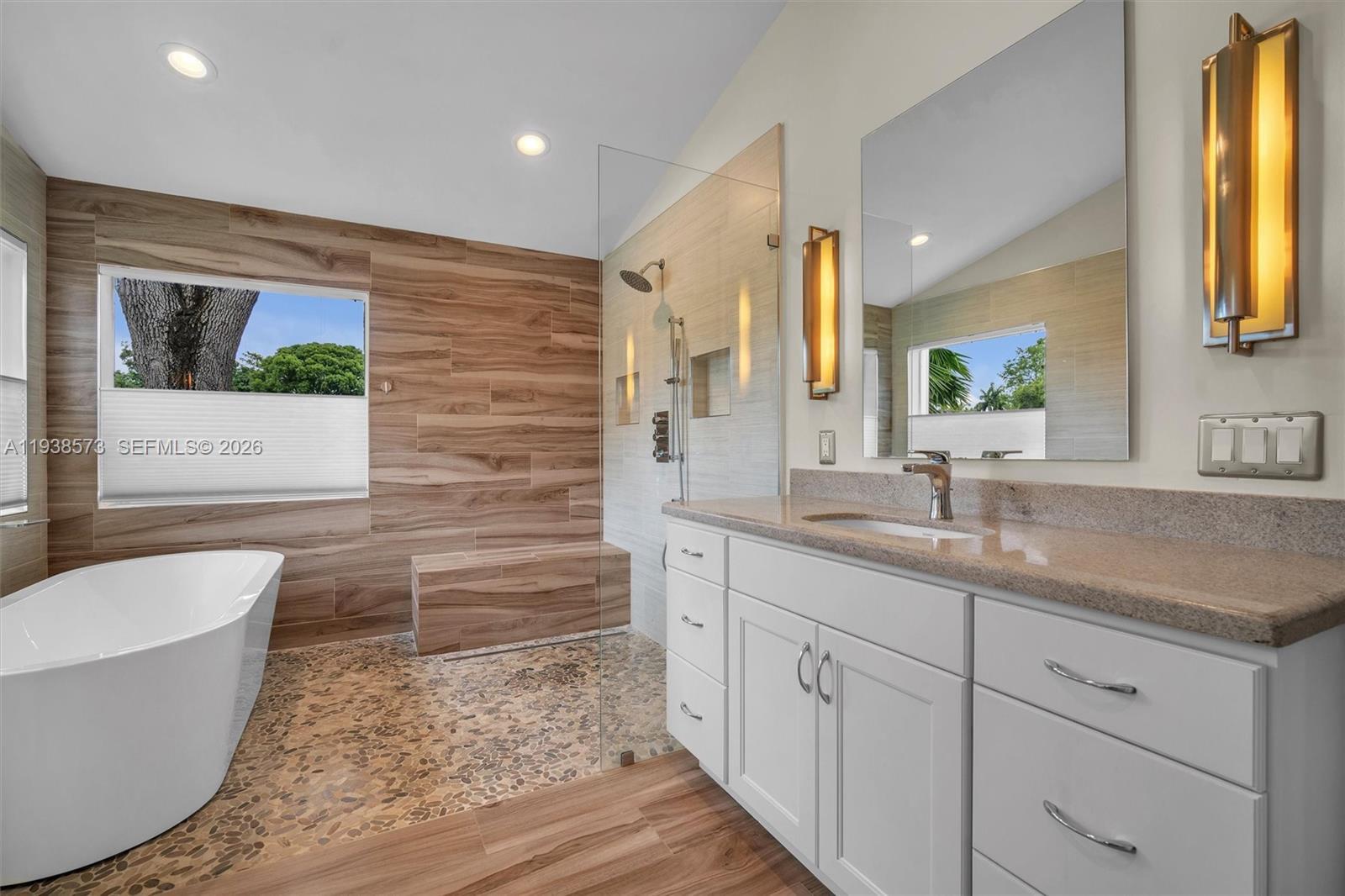 HOLLYWOOD LAKES COUNTRY C - Residential