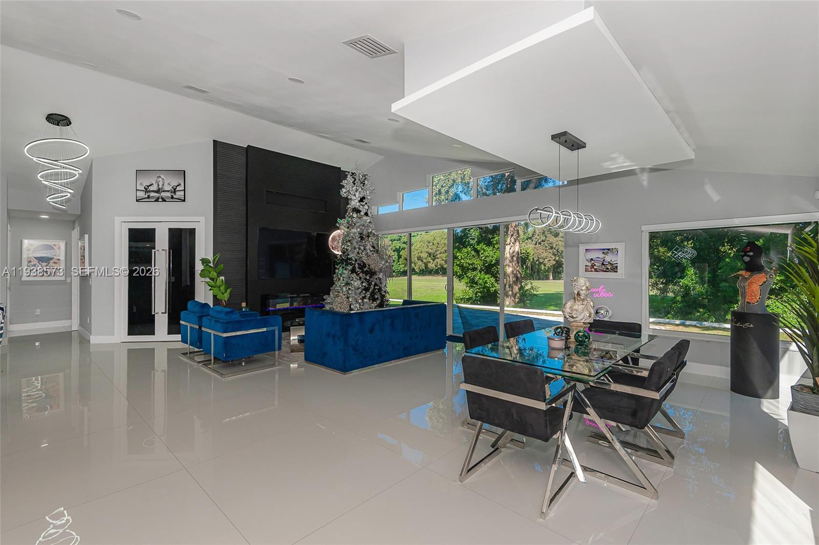 HOLLYWOOD LAKES COUNTRY C - Residential