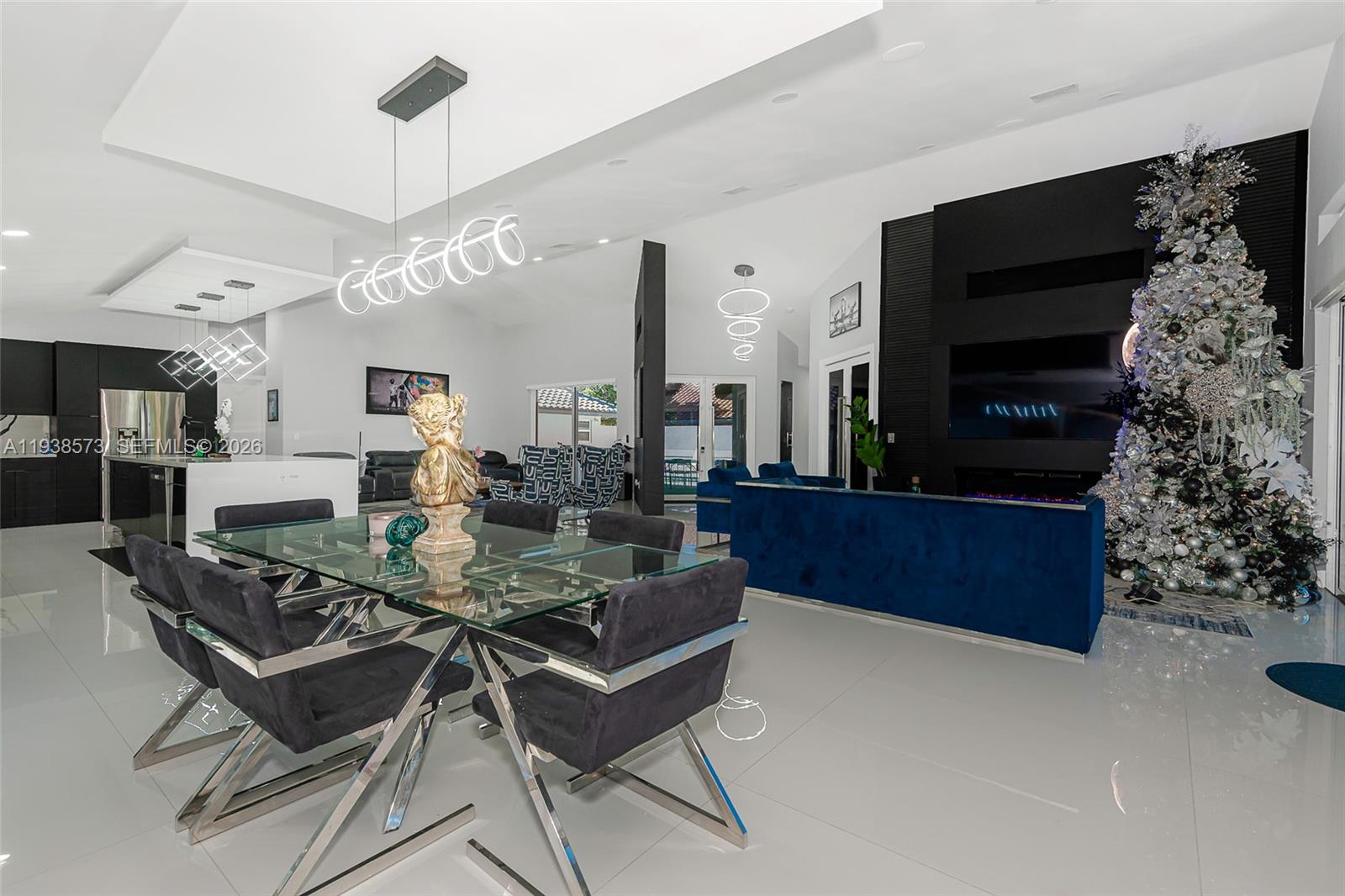 HOLLYWOOD LAKES COUNTRY C - Residential