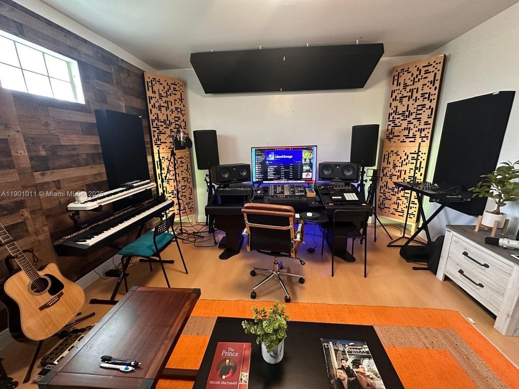 Photo of 139 NE 1st Ave, Hallandale Beach, FL 33009 (MLS # A11901011)