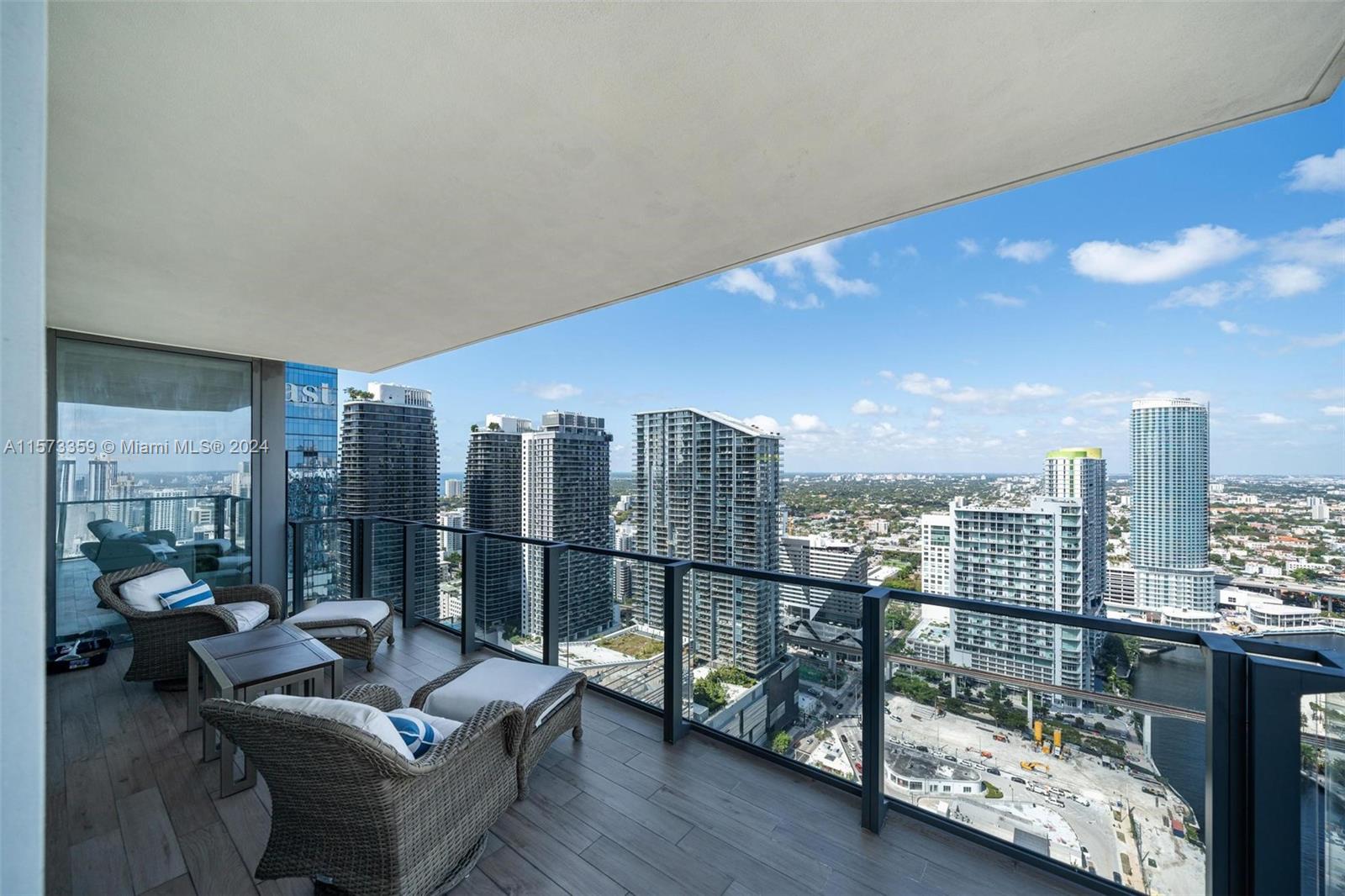 REACH CONDO - Residential