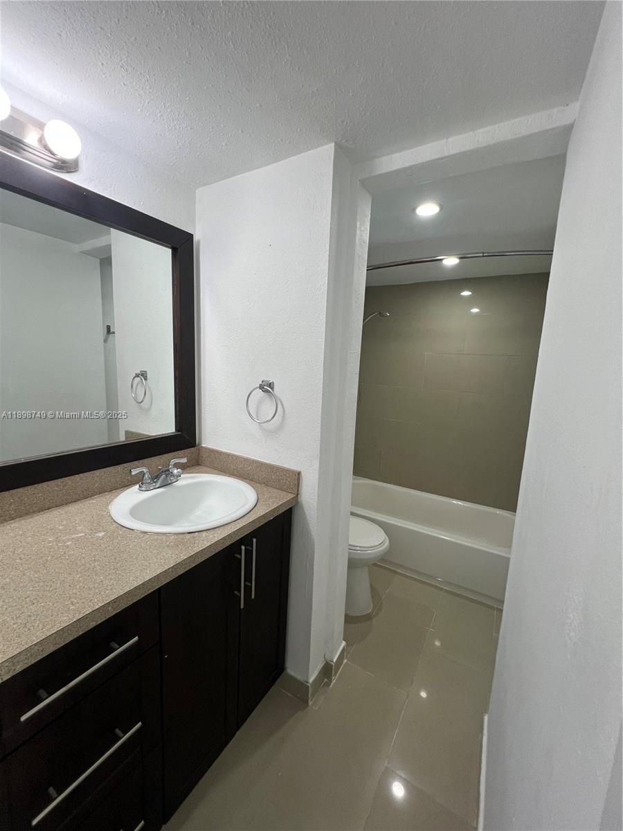 THE GREENS CONDO - Residential