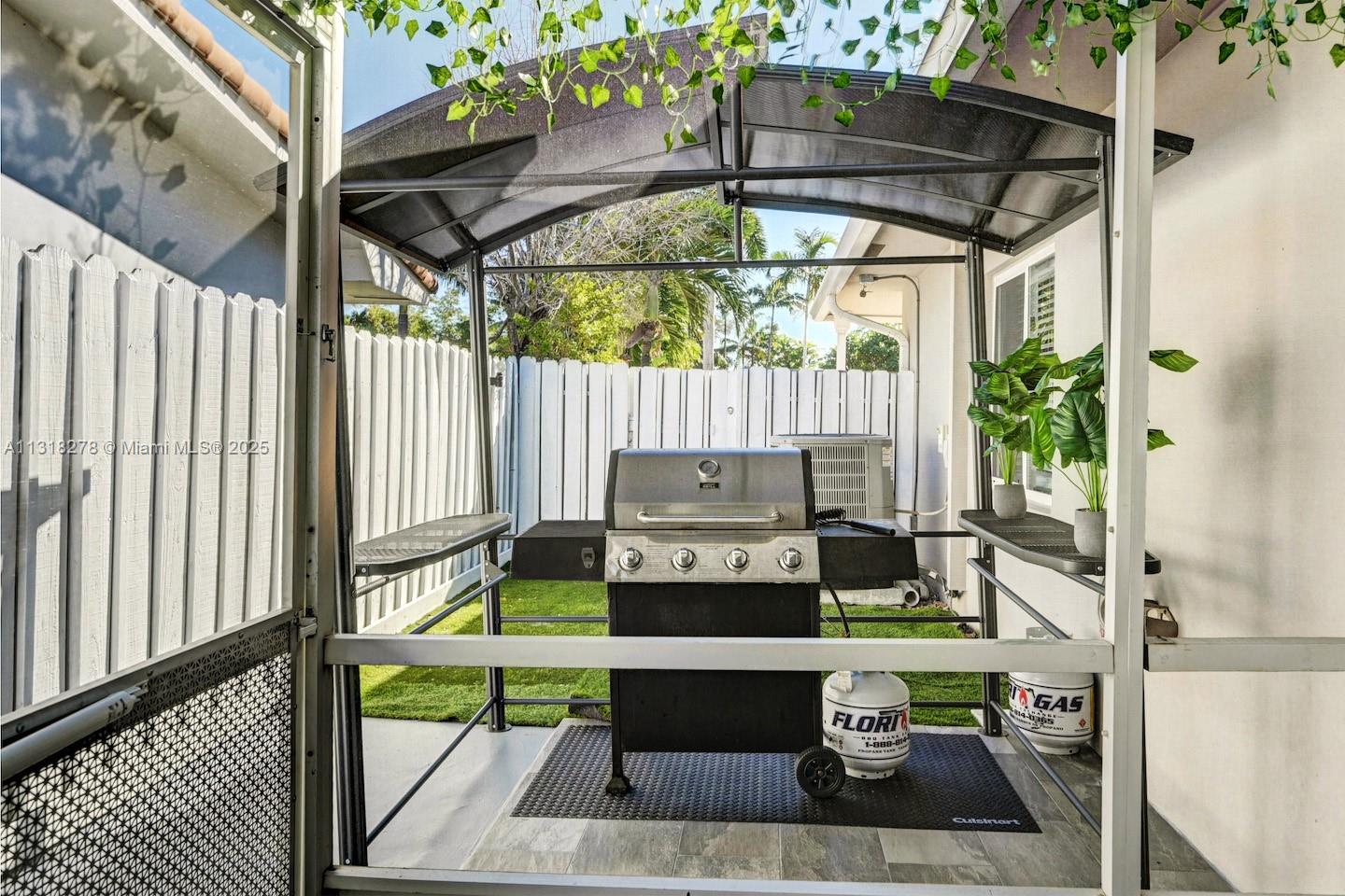 HOLLYWOOD LAKES SECTION - Residential Lease