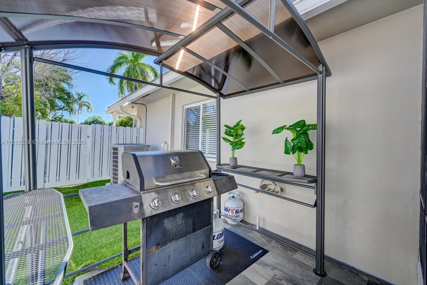 HOLLYWOOD LAKES SECTION - Residential Lease