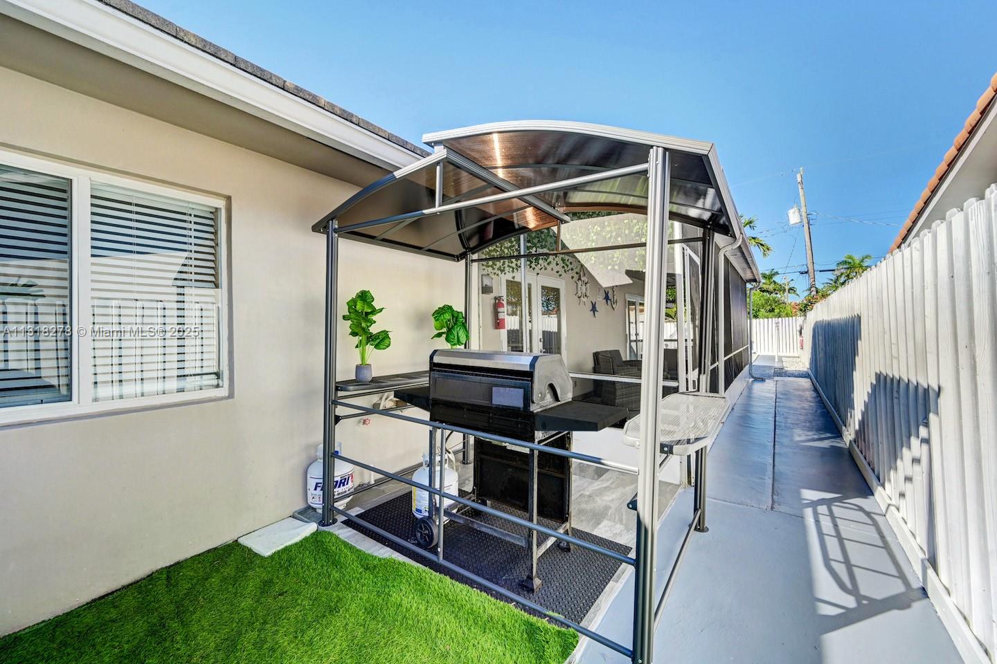 HOLLYWOOD LAKES SECTION - Residential Lease