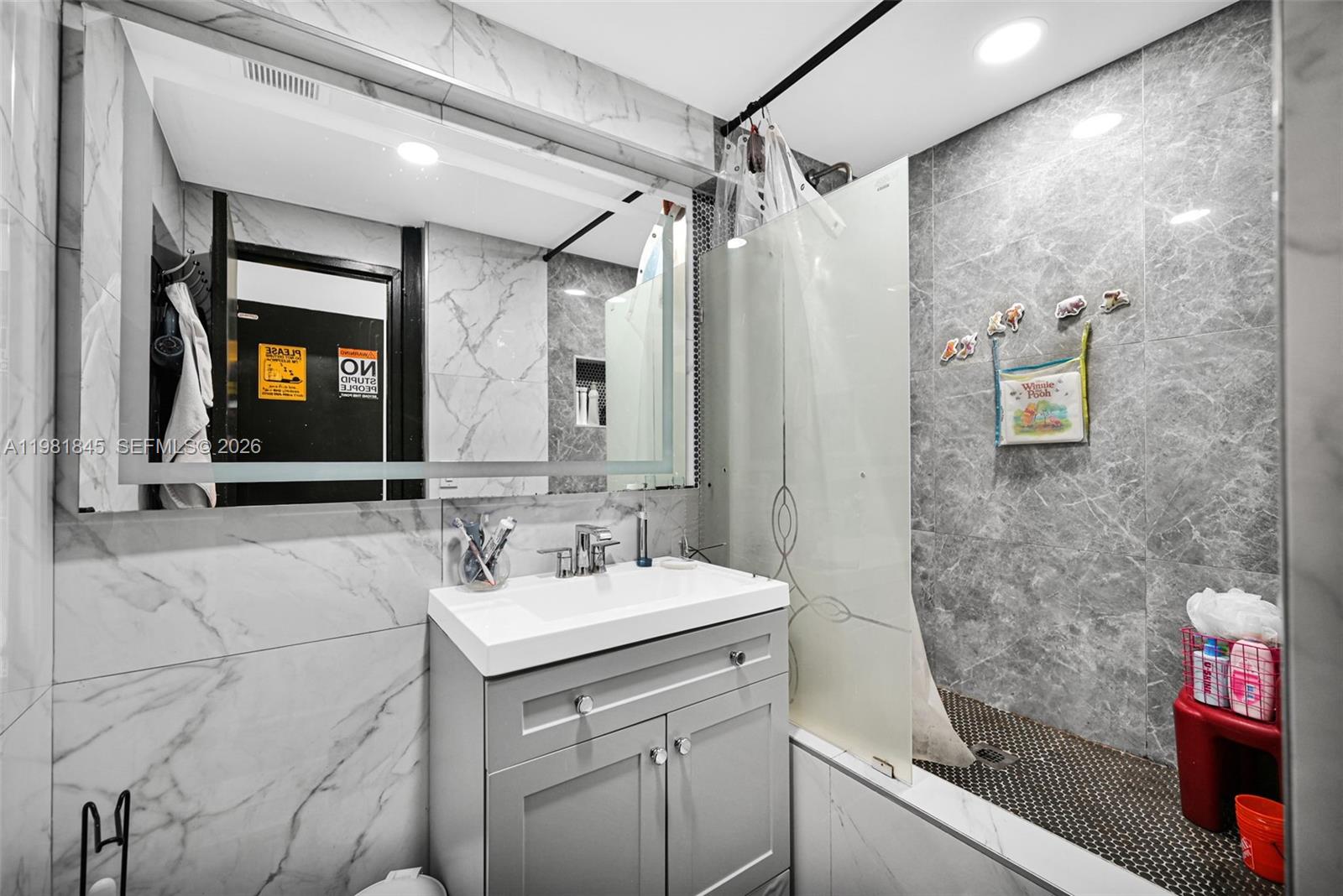 LAKEVIEW CONDOMINIUMS - Residential