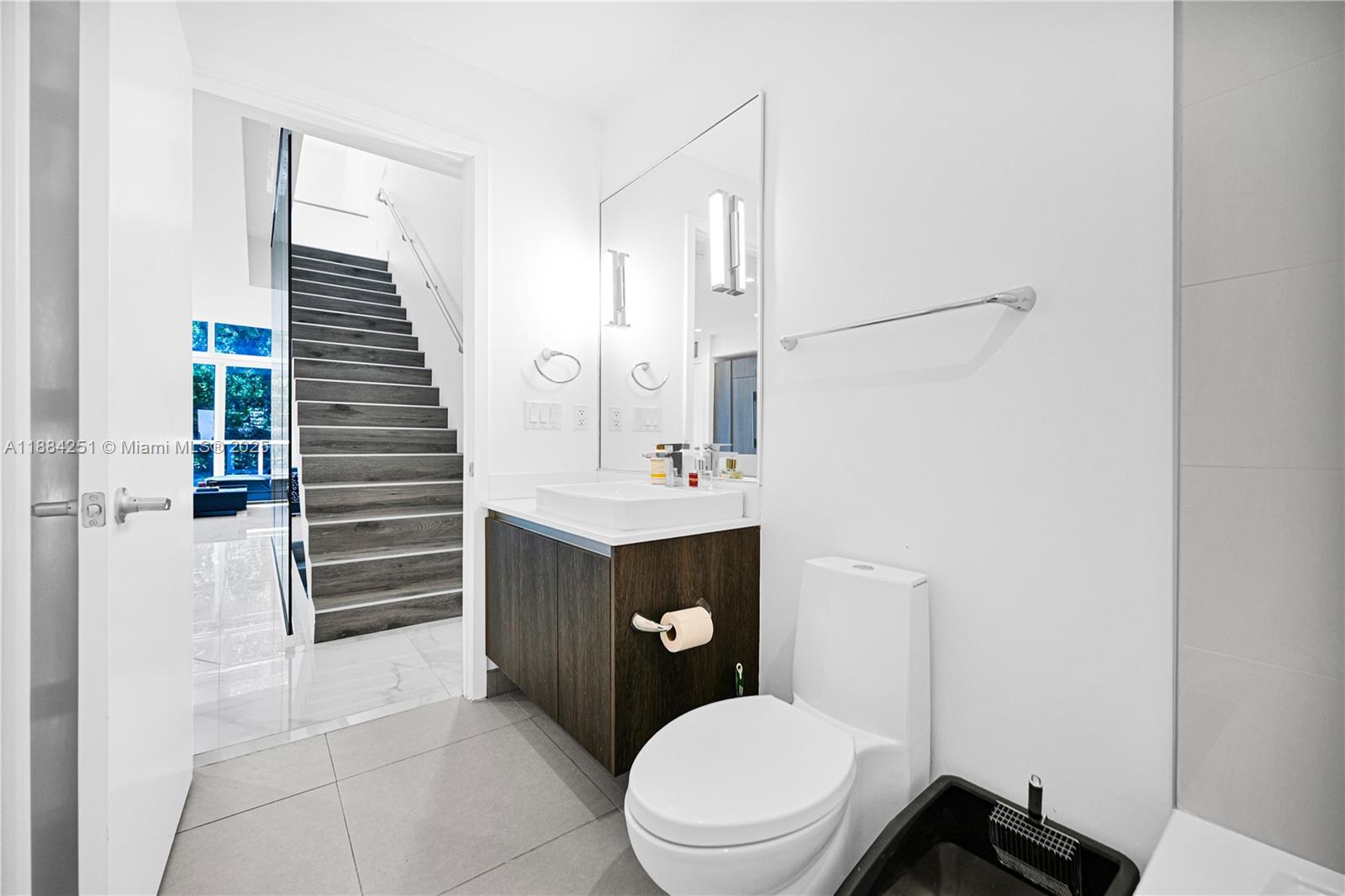 ONE BAY CONDO - Residential Lease